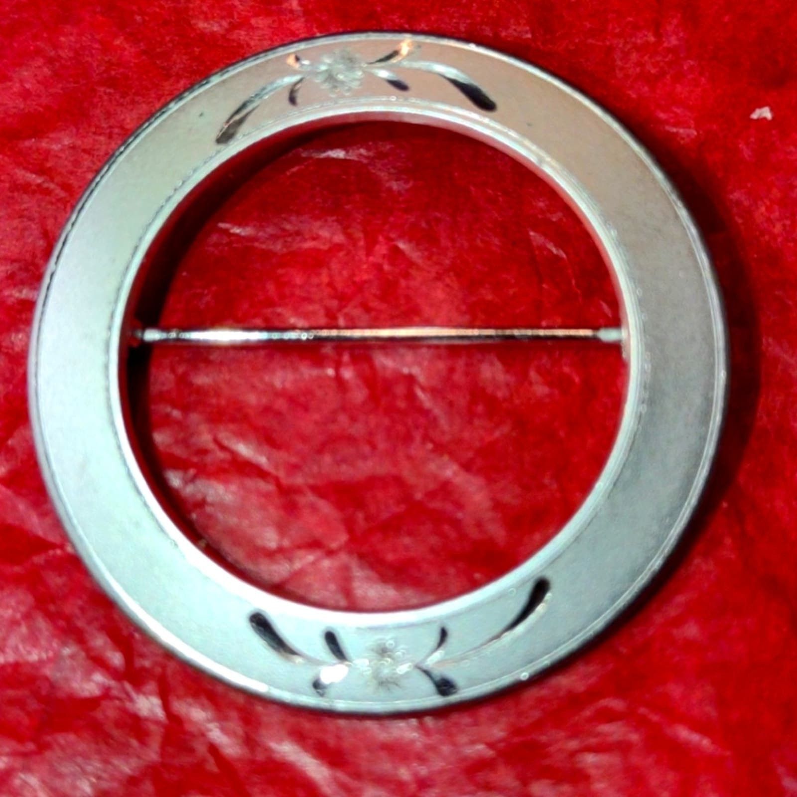 Vintage Beautiful vintage silver etched circular brooch Size ONE SIZE - 1 Preview
