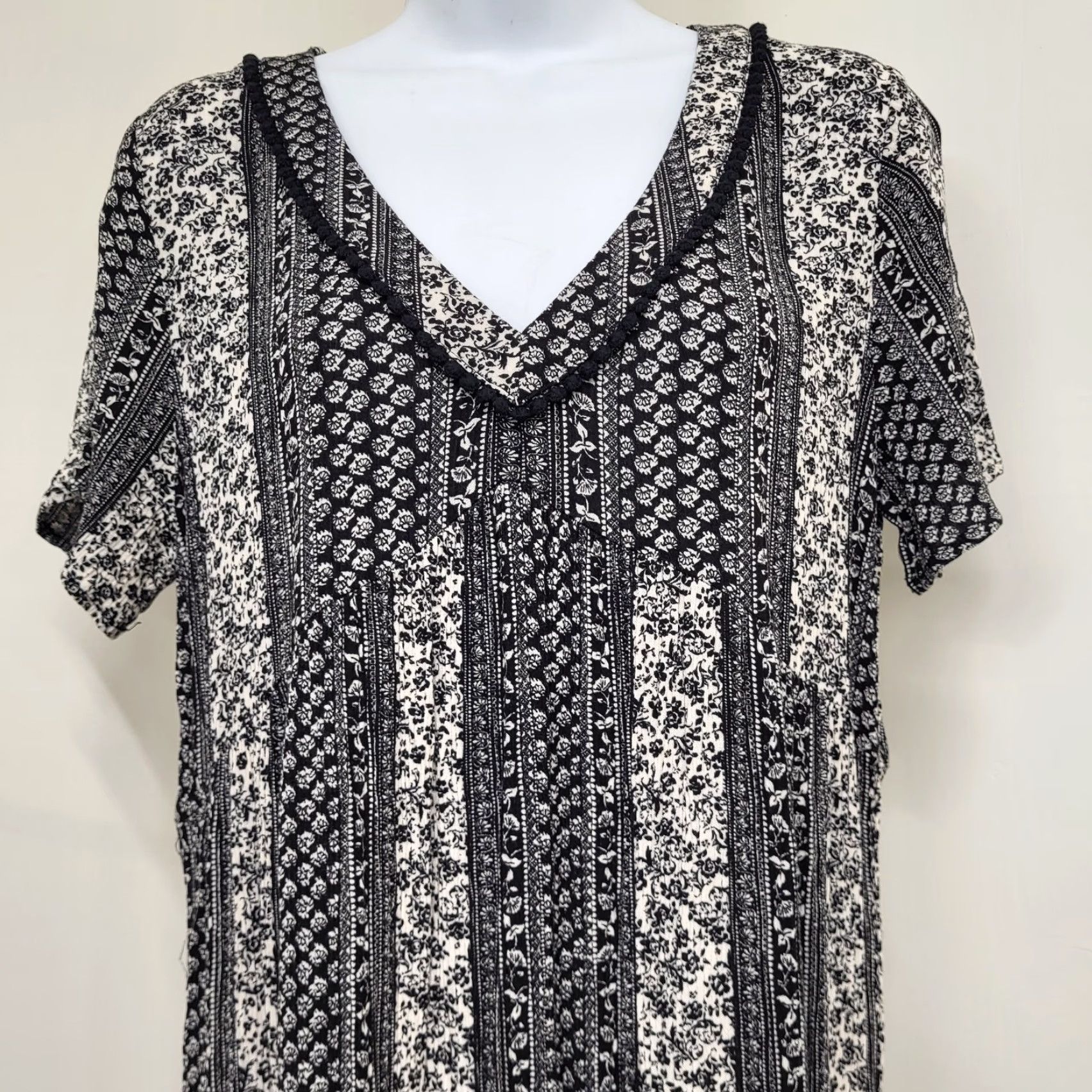 Vintage Knox Rose Dress Women's Black A-Line V-Neck Ruffle Boho Cottagecore Medallion Knit Rayon Knee Length Size M / US 6-8 / IT 42-44 - 5 Thumbnail