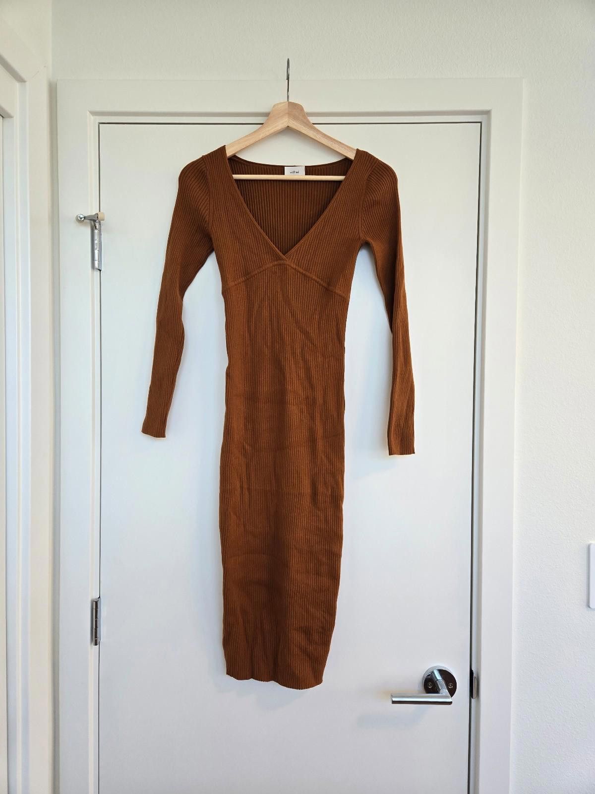 Aritzia Arirzia Wilfred Bodycon Ribbed Midi Dress in Burnt Orange Size S / US 4 / IT 40 - 1 Thumbnail