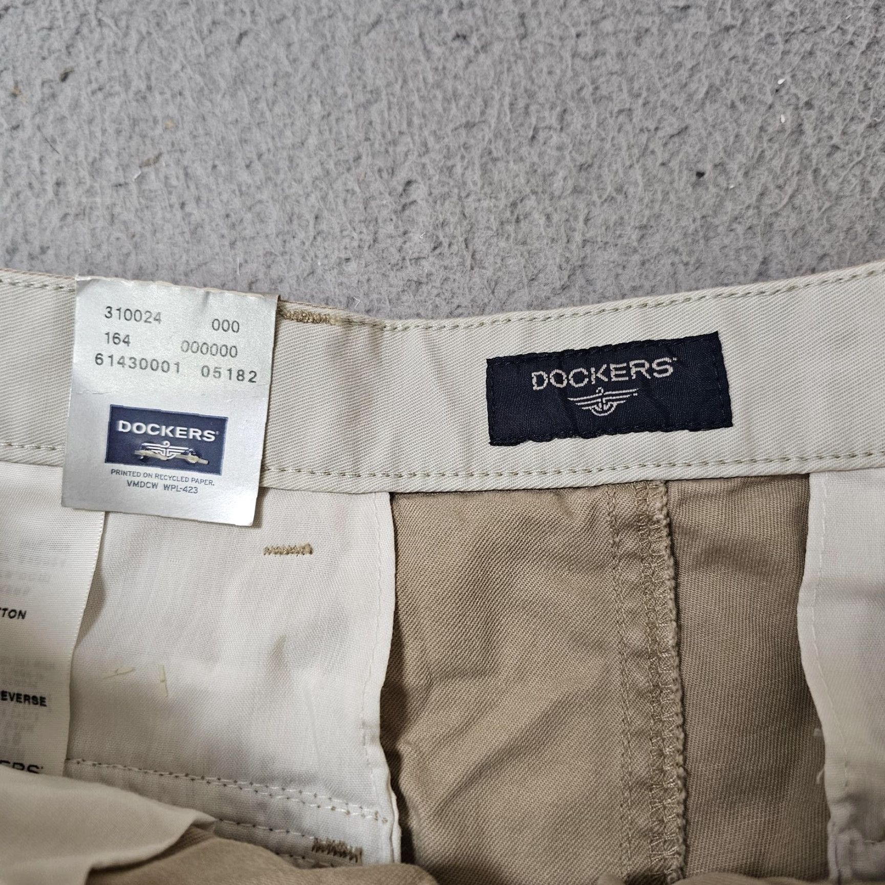 Dockers Dockers Cargo Shorts Mens 30 Beige Relaxed Fit 10 Inseam Casual Cotton Front Pocket Decorated with Dockers Logo Size US 30 / EU 46 - 2 Thumbnail