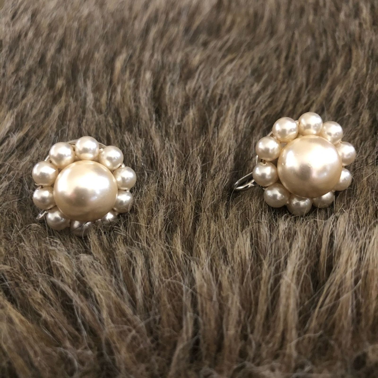 Vintage Vintage 50s faux pearl cluster screw back clips Size ONE SIZE - 1 Thumbnail