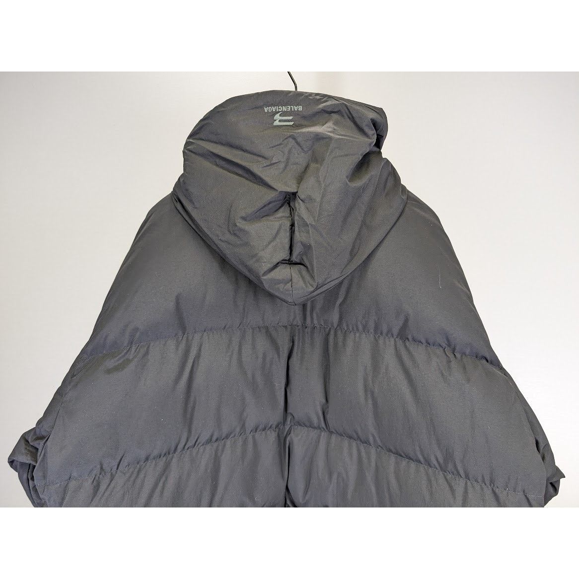 Balenciaga o1rshd1 Sporty B Down Puffer Jacket in Black Size US M / EU 48-50 / 2 - 14 Thumbnail