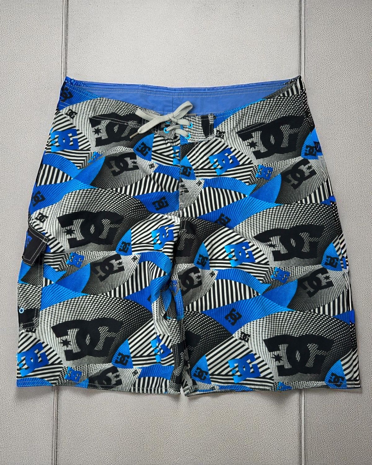 DC Vintage DC shoes skaterboards shorts logomania print y2k 00s Size US 36 / EU 52 - 1 Thumbnail