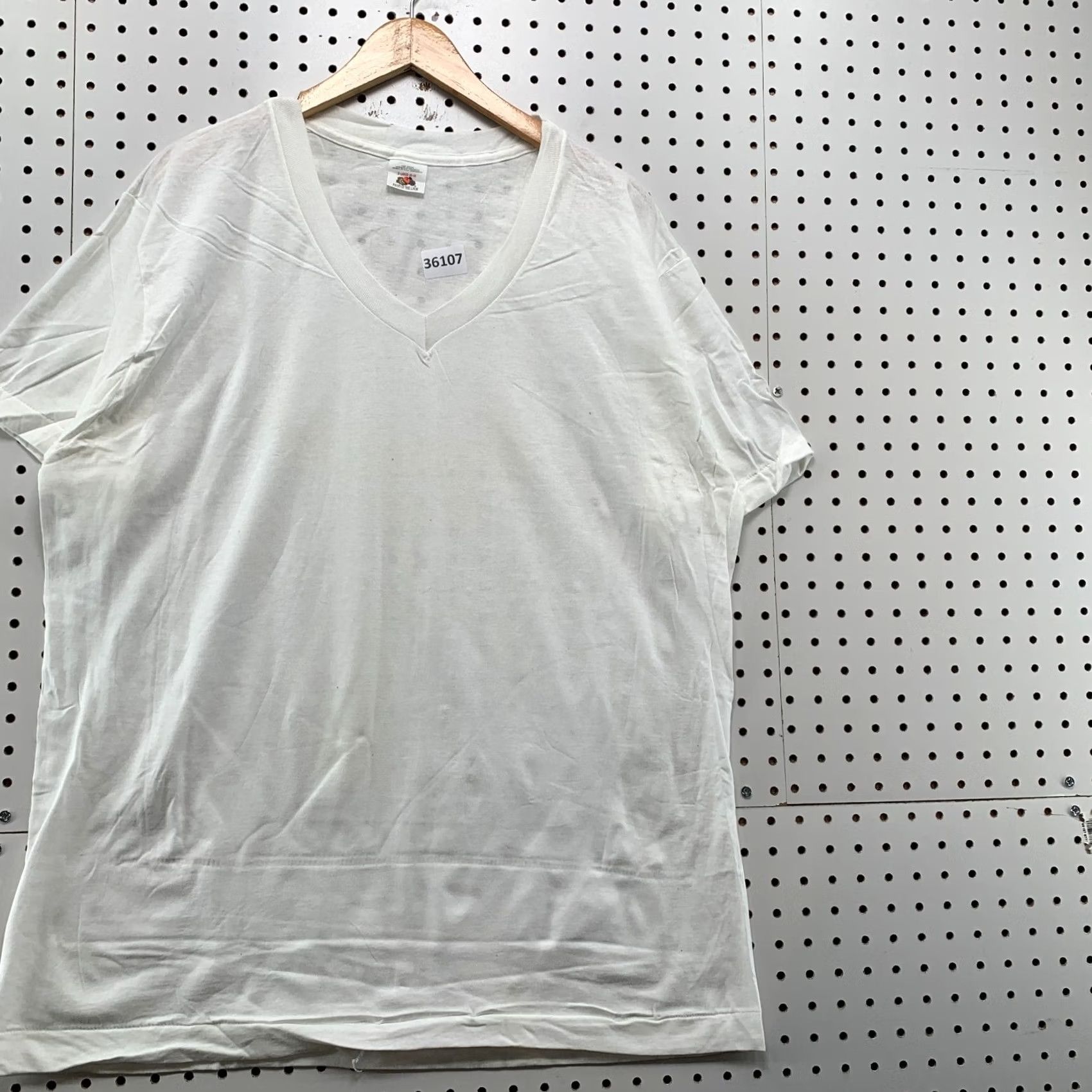 Fruit Of The Loom VINTAGE Fruit Of The Loom V Neck White Shirt Mens XL Single Stitch USA 24.5x31 Size US XL / EU 56 / 4 - 4 Thumbnail