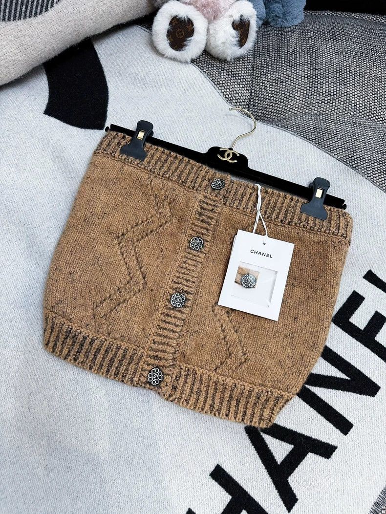 Chanel Chanel Brown Knit Diamond Button Crop Top - dmc Size US M / EU 48-50 / 2 - 1 Thumbnail