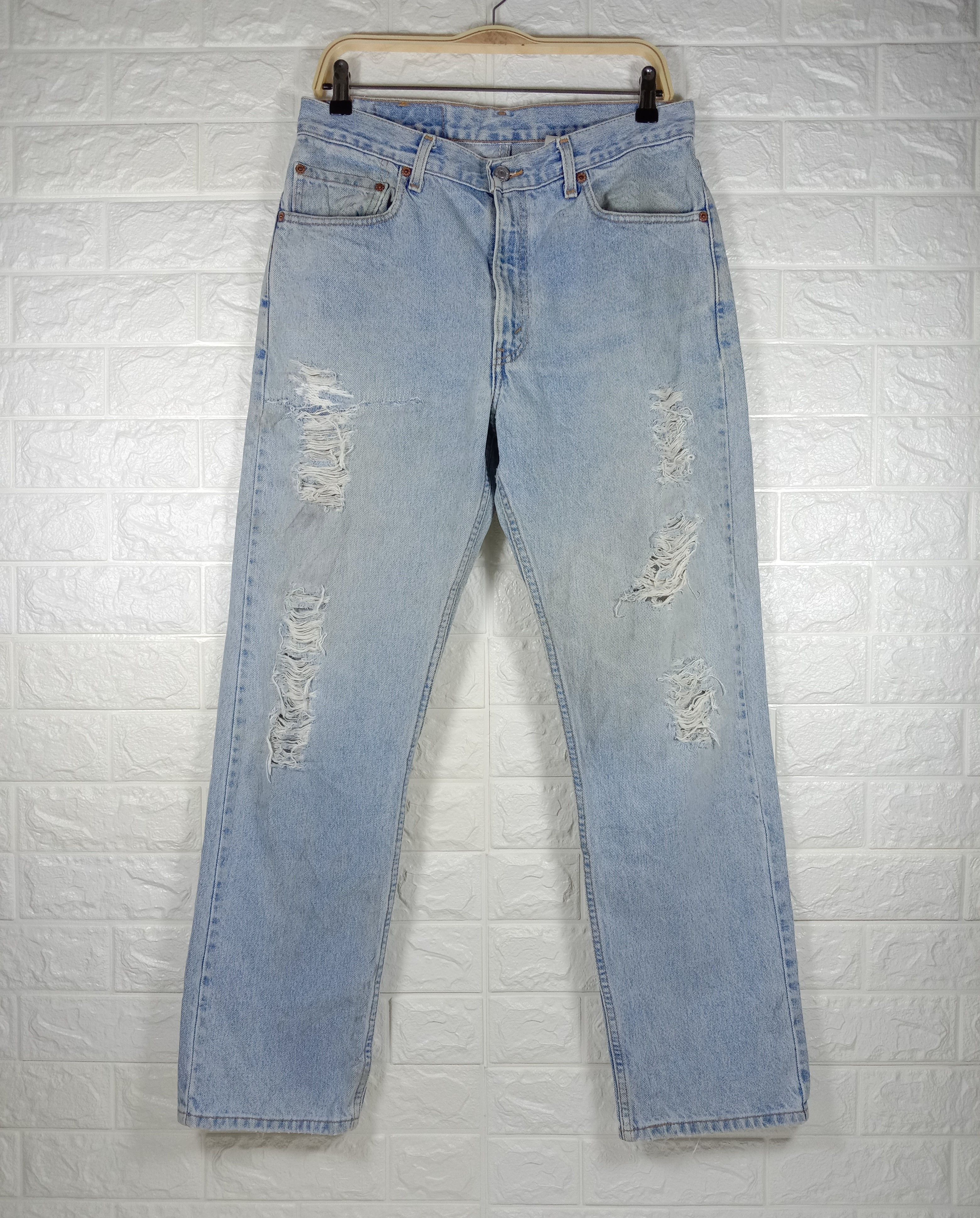 Vintage Levi’s 505 Ripped Jeans Regular Fit Light Wash Denim