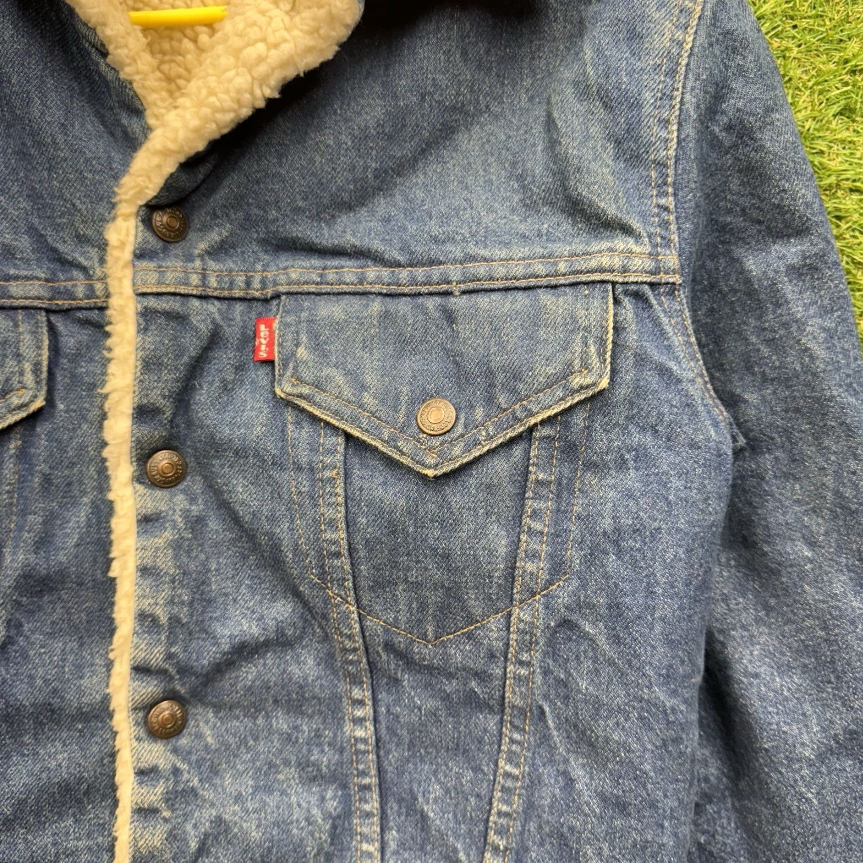 Levi's VINTAGE Levi's Trucker Jacket Denim 36 Mens Blue 80s Grunge Dark Wash Lined Sherpa Wool N/A Size US 36 / EU 52 - 3 Thumbnail