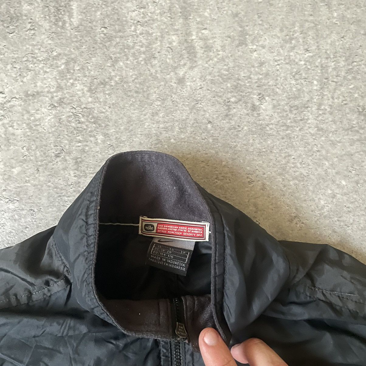 Nike × Vintage Vintage 90s Nike Balck Nylon Track Jacket Size US S / EU 44-46 / 1 - 3 Thumbnail