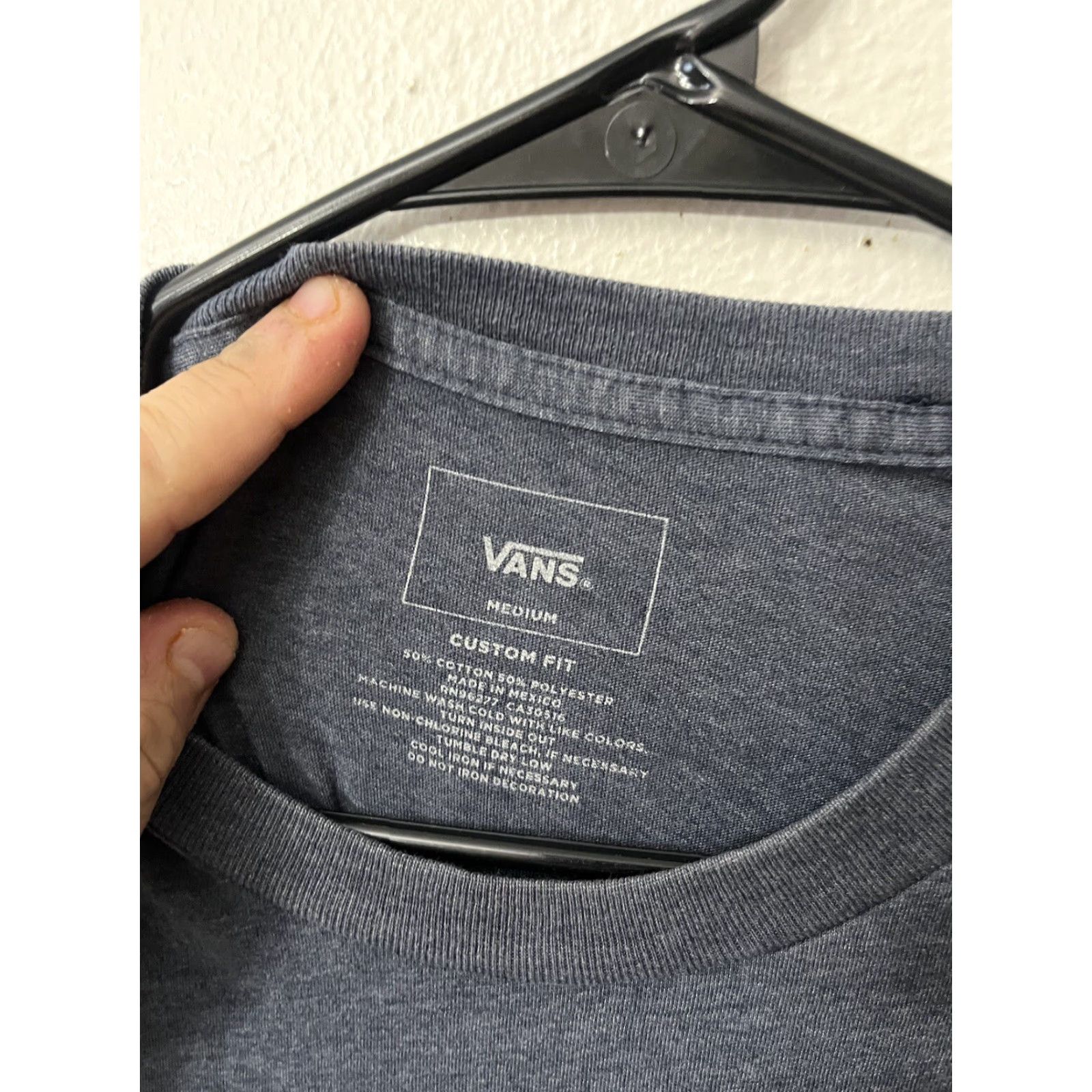 Vans VINTAGE Off The Wall T Shirt Men’s Medium Classic Fit Graphic Blue Flower Pockets Embroidered 90s Mens Size US M / EU 48-50 / 2 - 4 Thumbnail