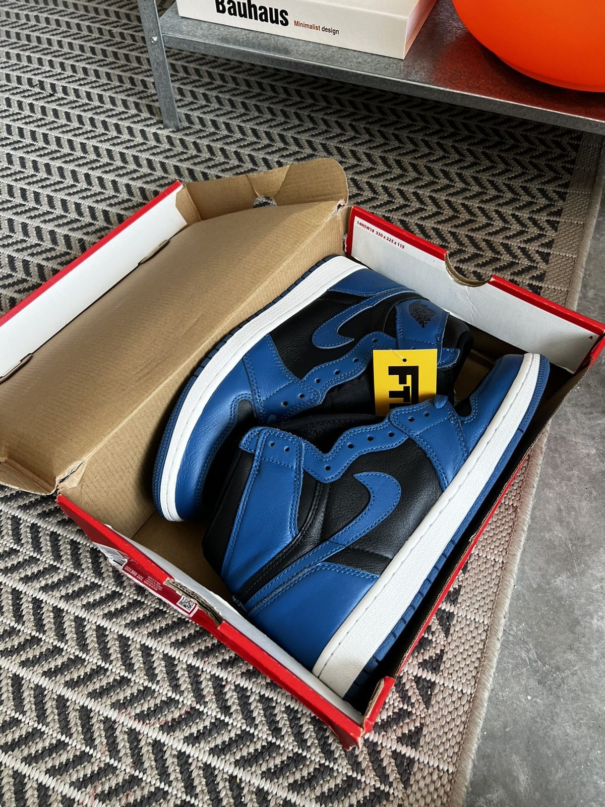 Nike Nike AJ1 High Size US 8.5 / EU 41-42 - 1 Thumbnail
