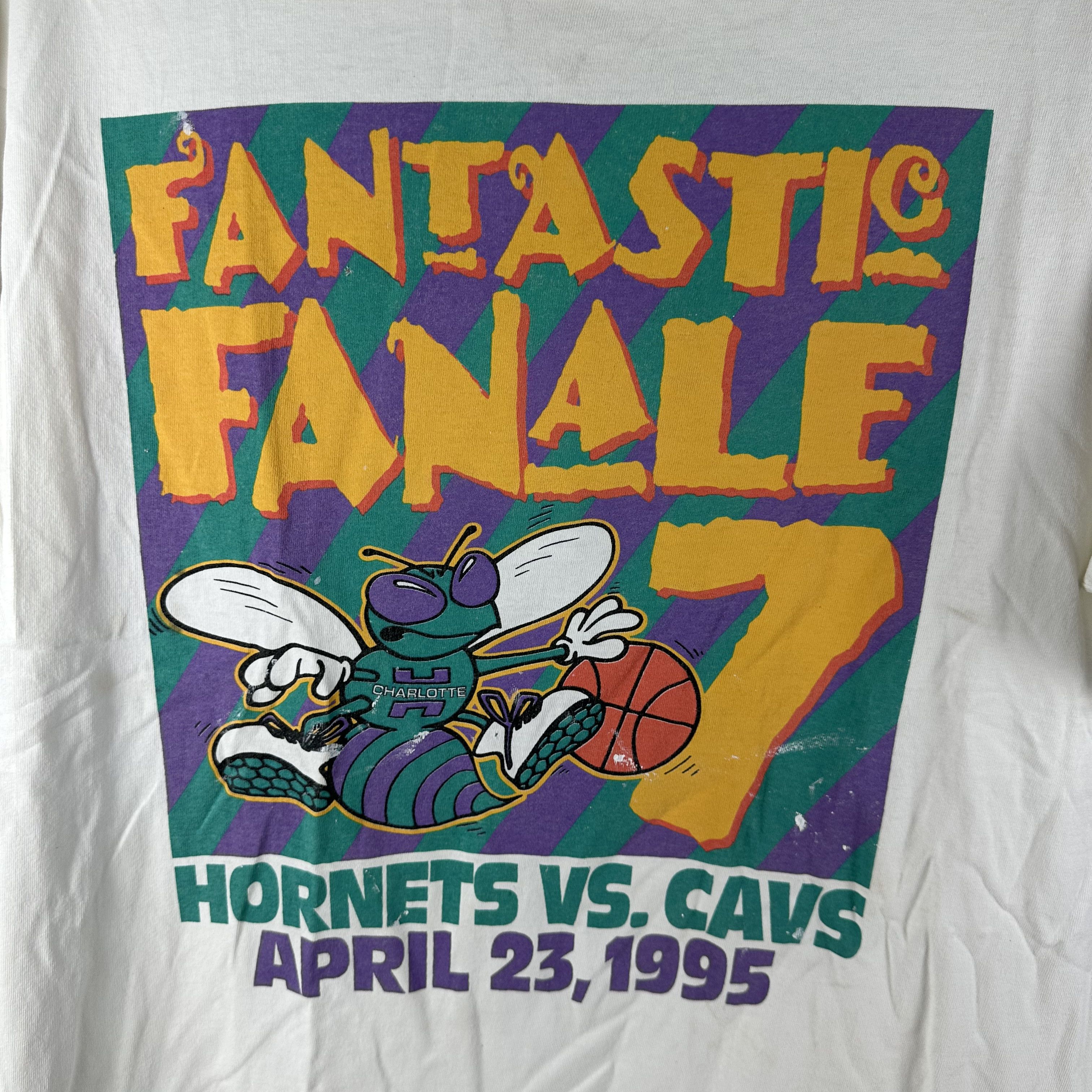 Vintage 1995 Charlotte Hornets VS Cavs Fantastic Fanale NBA T-shirt Size US XL / EU 56 / 4 - 2 Thumbnail