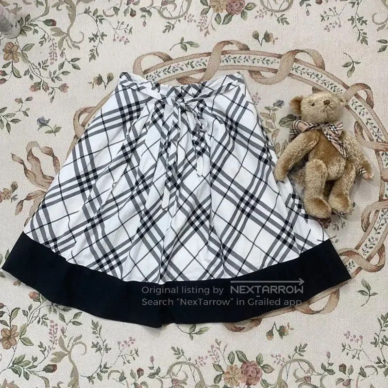 Burberry Burberry White Cotton Ladies Skirt. Size 23" - 1 Thumbnail