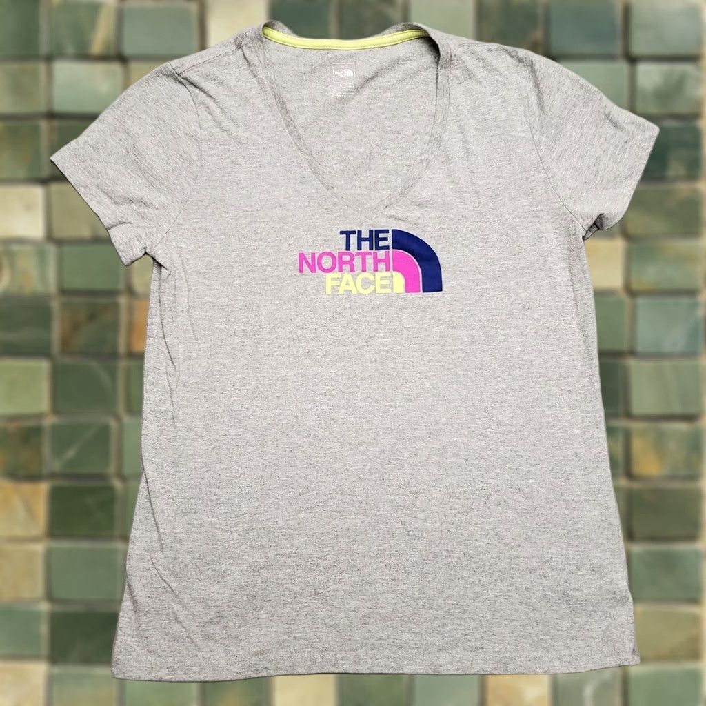 The North Face The North Face Shirt Womens L Gray V-Neck Short Sleeve Tee Outdoors Merchandise Womens L Gray V-Neck T-Shirt Outdoors Size L / US 10 / IT 46 - 1 Thumbnail