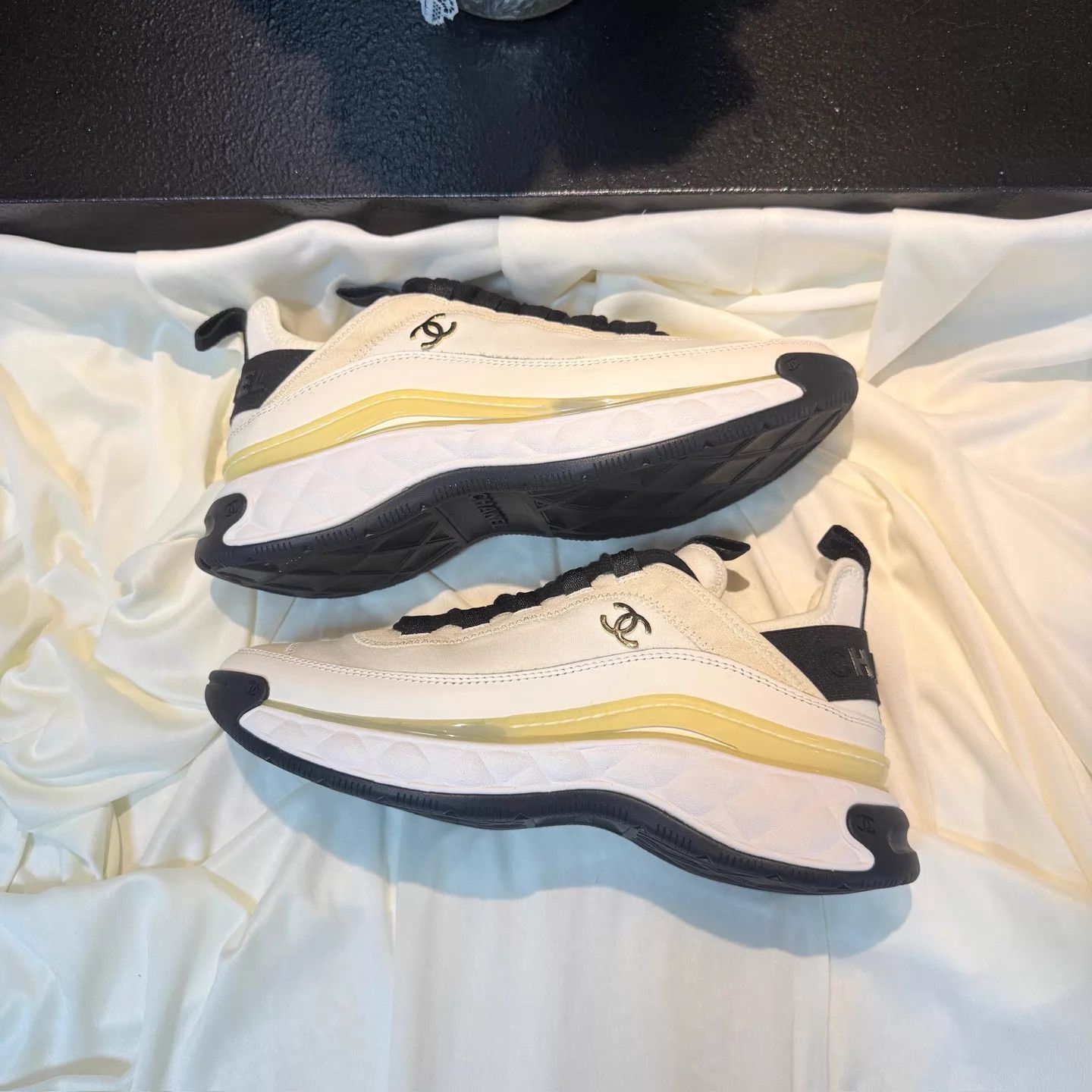 Chanel CHANEL Black White Panda CC Gold Logo Sneakers 36.5 Size US 6 / IT 36 - 5 Thumbnail