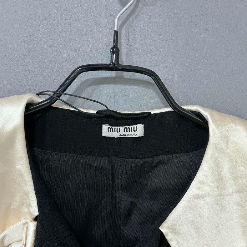 Chanel Black Jacket with Bow and Pearl Buttons -2505 Size M / US 6-8 / IT 42-44 - 5 Thumbnail