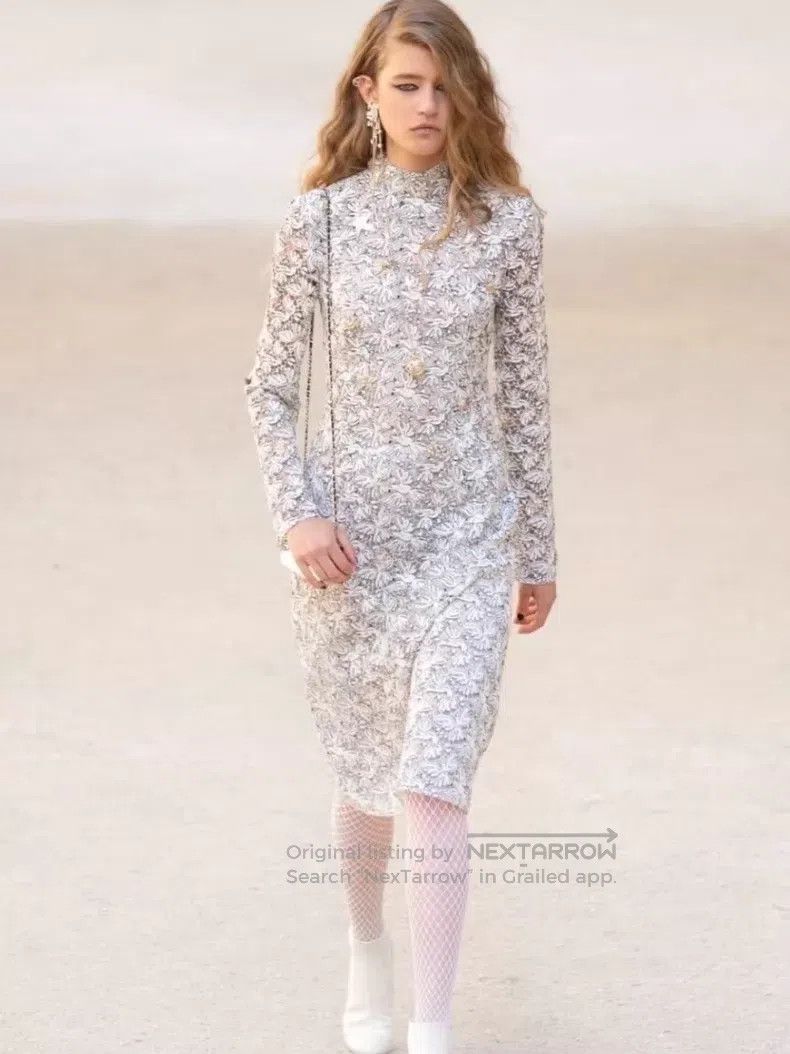 Chanel Chanel Long-sleeved lace dress with badge embroidery and p Size XXS / US 00 / IT 34 - 9 Thumbnail