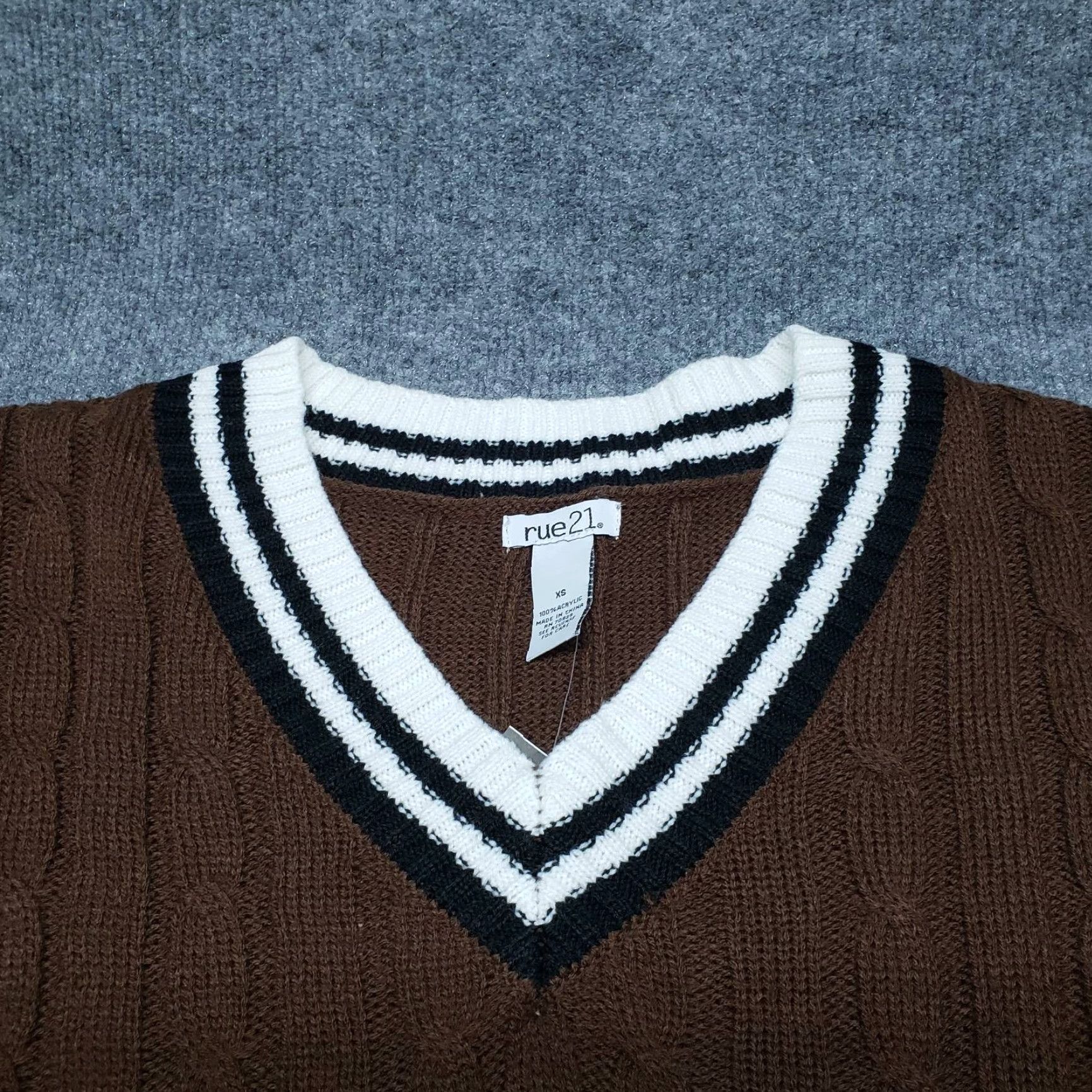 Vintage Rue21 Sweater Womens XS Brown Striped Long Sleeve V-Neck Cable Knit Pullover New Size XS / US 0-2 / IT 36-38 - 2 Thumbnail