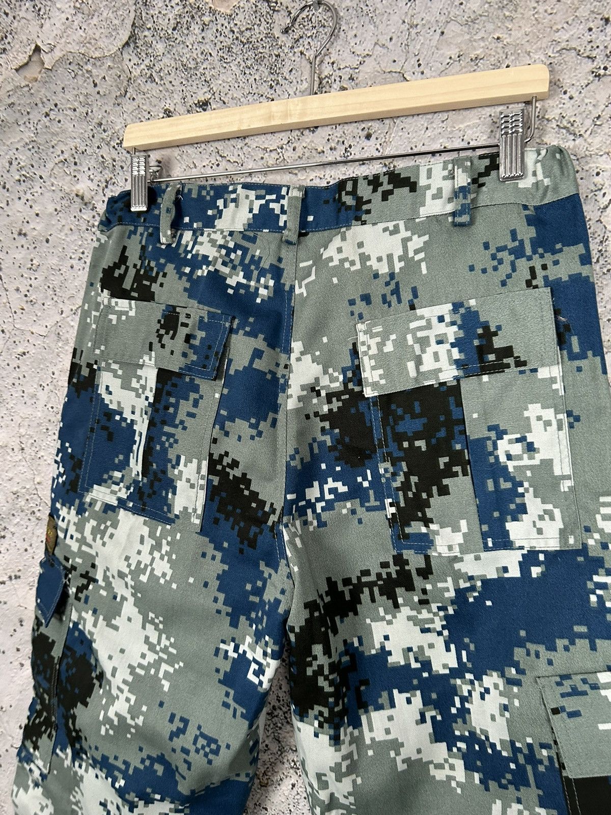 Vintage Vintage Pixel Camo Blue Cargo Pants Japanese Hype Skate Size US 34 / EU 50 - 5 Thumbnail