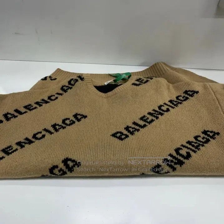 Balenciaga Balenciaga Logo Knit Sweater in Beige. Size US XS / EU 42 / 0 - 9 Thumbnail