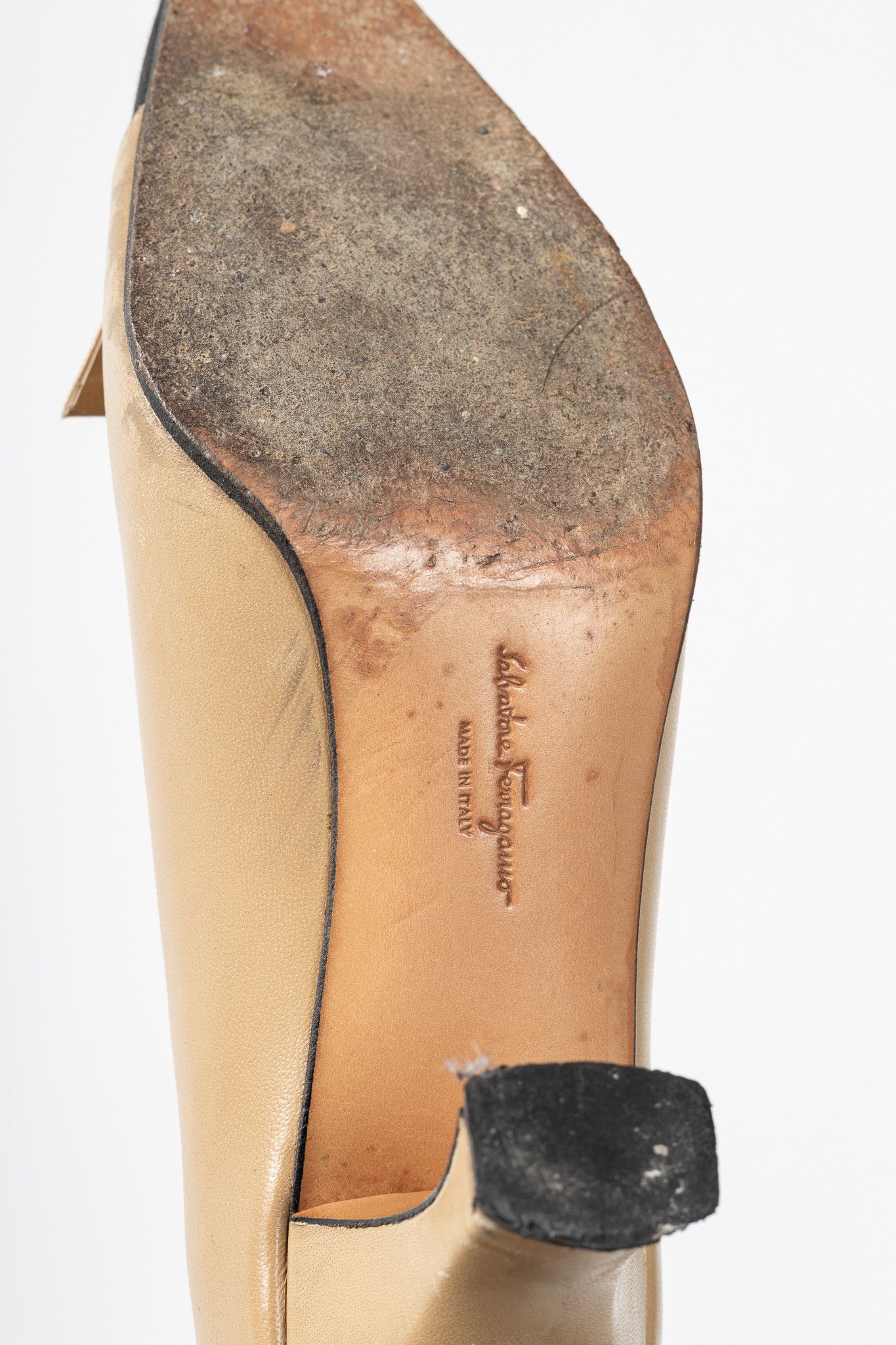 Salvatore Ferragamo Salvatore Ferragamo Beige Leather Bow Cap-Toe Pumps Size US 7 / IT 37 - 5 Thumbnail