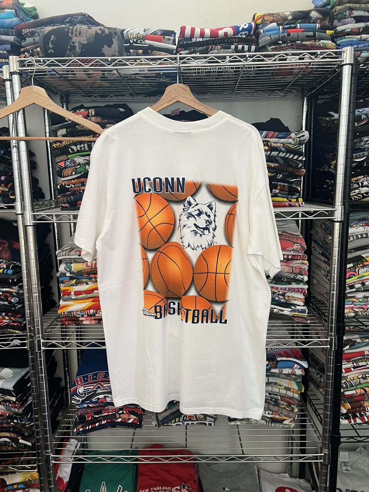 NCAA 90s Uconn Huskies Basketball Tee NBA Size US XL / EU 56 / 4 - 1 Thumbnail