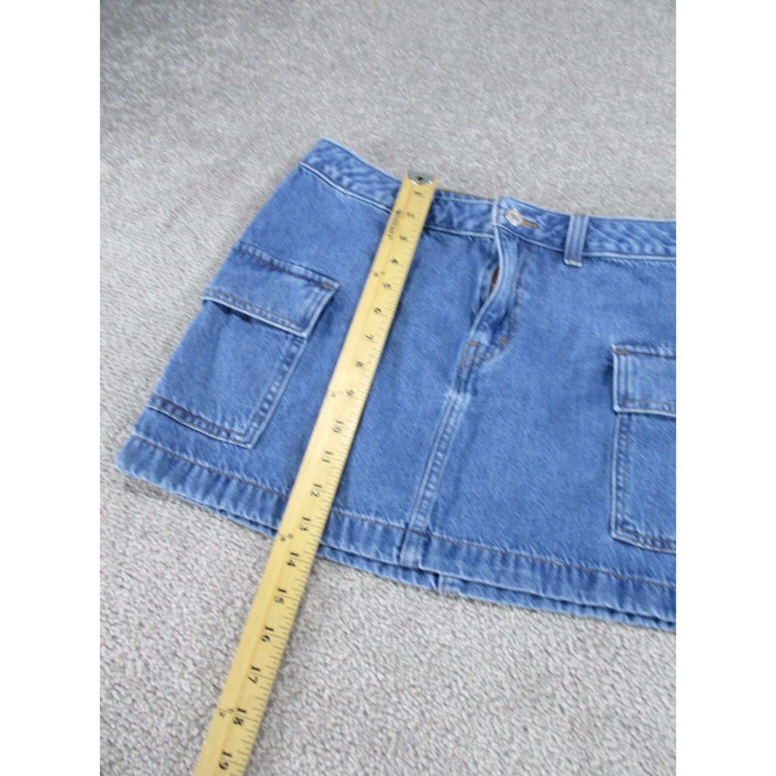 Levi's VINTAGE Levi's Cargo Skirt Womens 28 Light Wash Denim Mini Adjustable Zipper Short 90s Womens Size 28" / US 6 / IT 42 - 3 Thumbnail