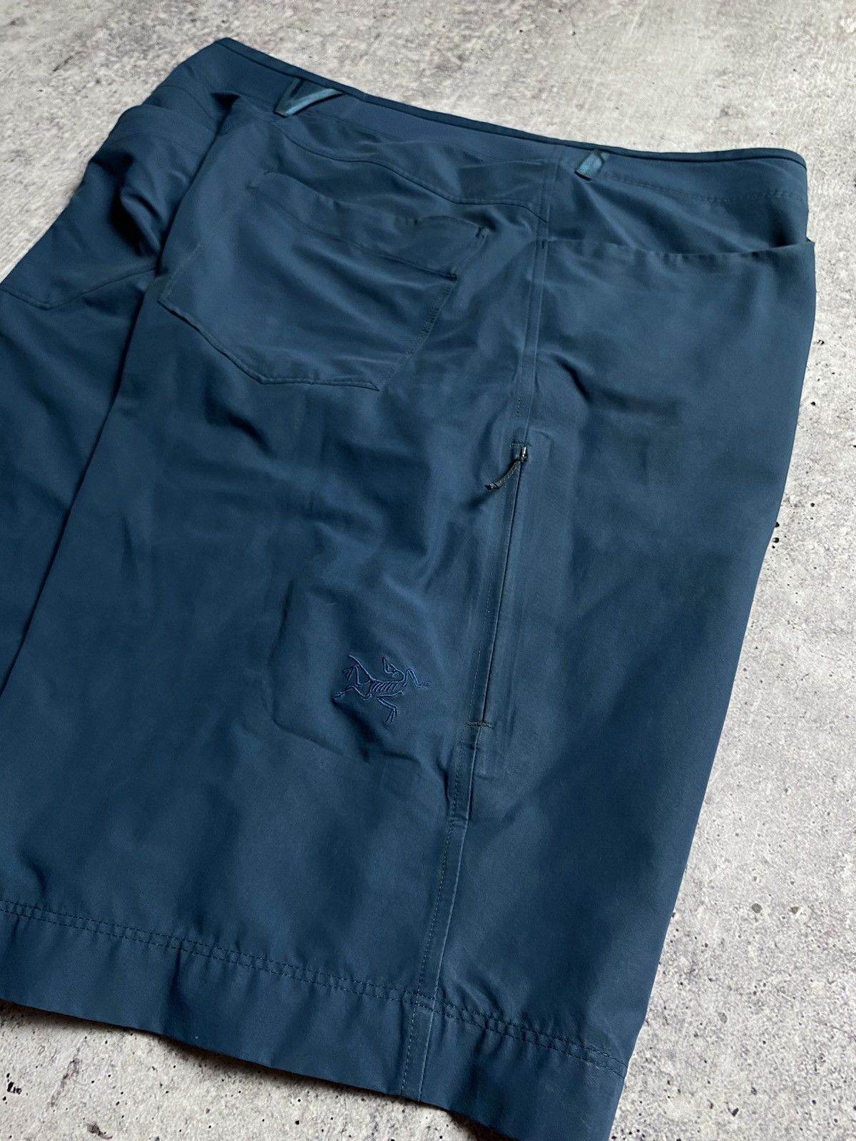 Arc'teryx Arcteryx Logo Cargo Shorts Size US 34 / EU 50 - 2 Thumbnail