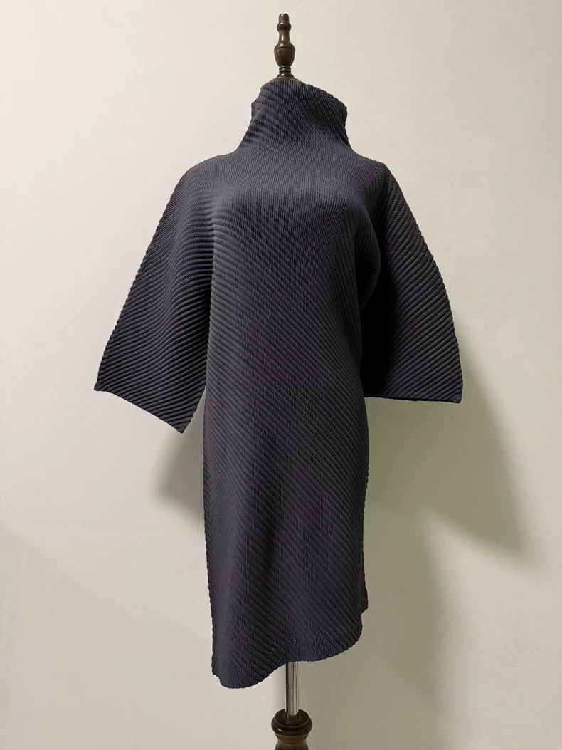 Issey Miyake Issey Miyake A dark grey main line fish-scale pleated dres Size M / US 6-8 / IT 42-44 - 3 Thumbnail
