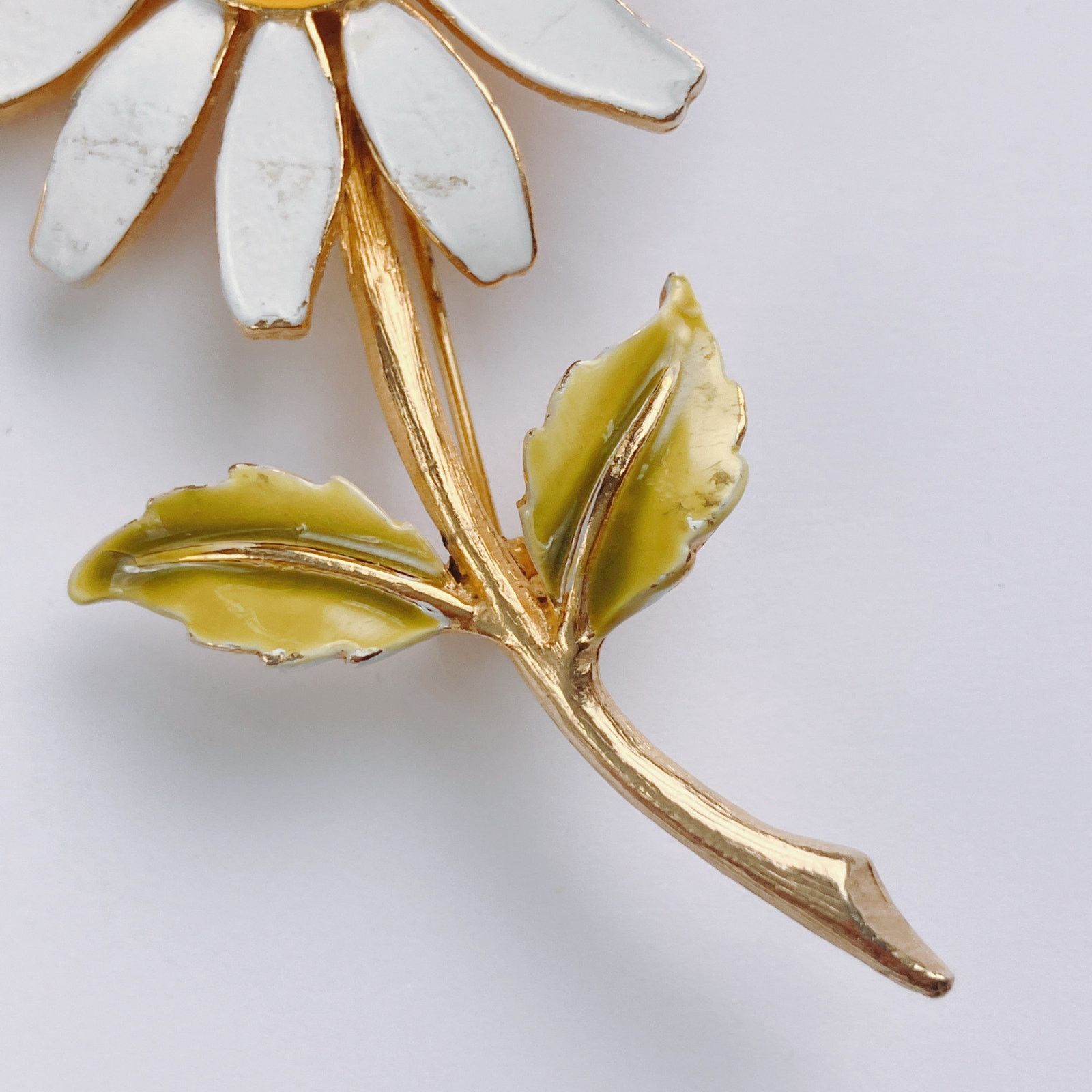 Vintage Vintage Signed Accessocraft NYC Enamel Daisy Flower Brooch Size ONE SIZE - 4 Thumbnail