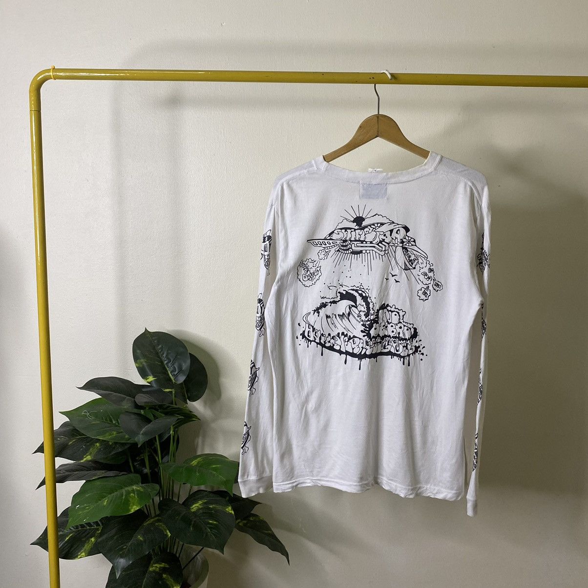 Japanese Brand Barrier Free Label Surf Graffiti Art Design LS Tee Size US M / EU 48-50 / 2 - 1 Thumbnail