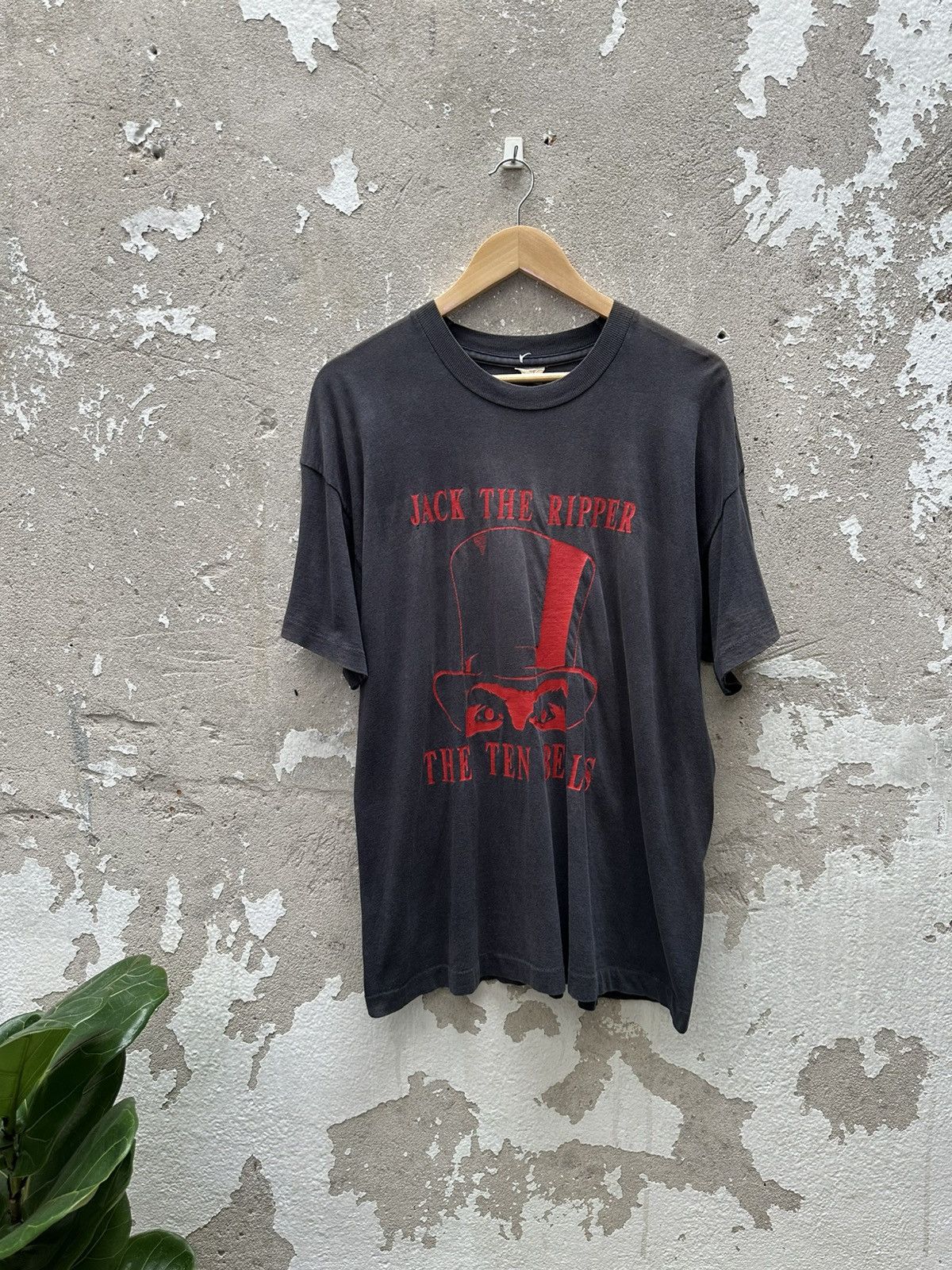 Vintage Vintage 90's Jack The Ripper Serial Killer Tshirt Size US XL / EU 56 / 4 - 1 Thumbnail
