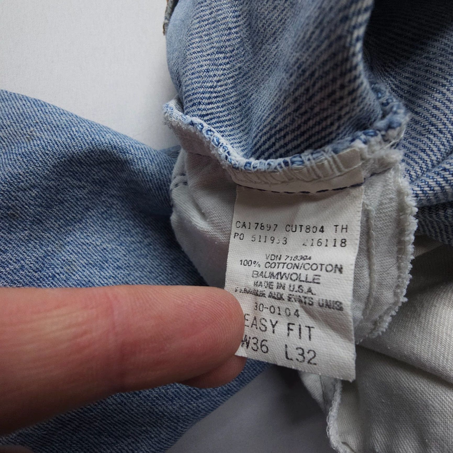 Gap VINTAGE Gap USA Made Easy Fit Jeans Mens 36 x 32 Light Wash Tapered Rigid 90s 5-Pocket Denim Blue 90s Mens Jeans Size US 36 / EU 52 - 3 Thumbnail