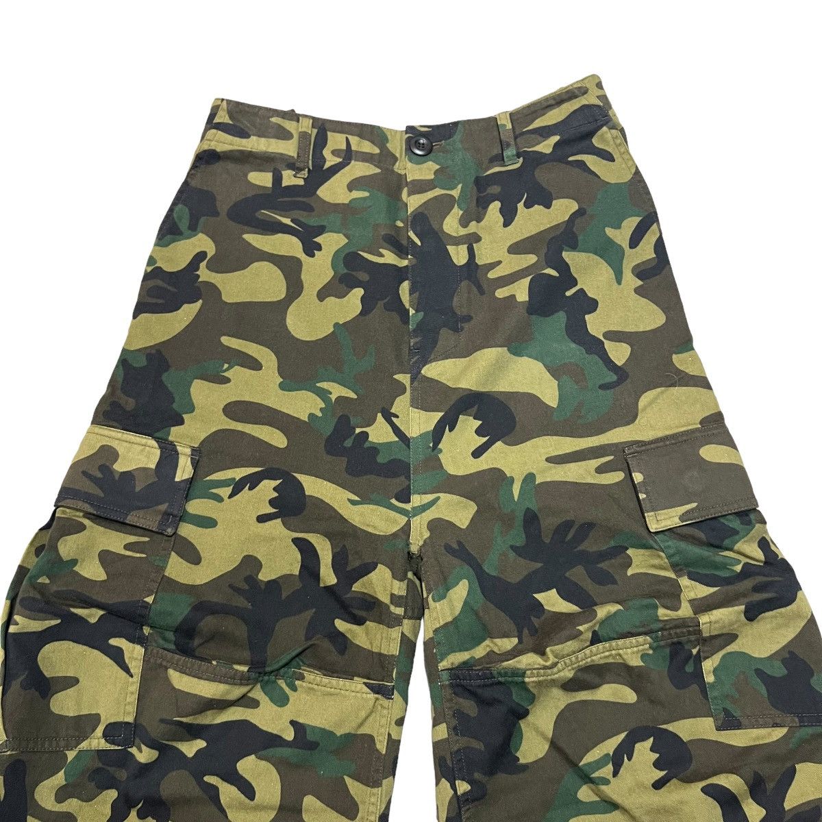Balenciaga BALENCIAGA 2021 WINTER OVERSIZED CAMOUFLAGE KICK CARGO PANTS Size US 31 - 2 Thumbnail