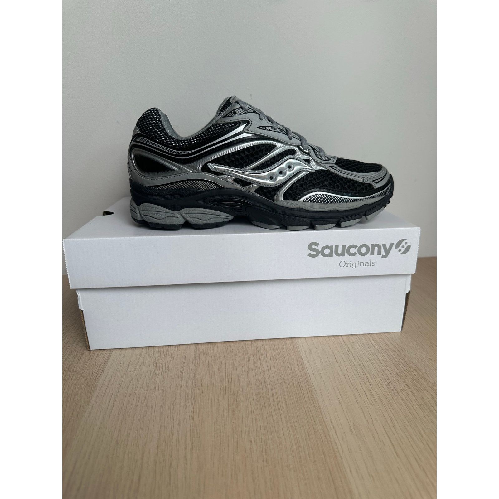 Saucony Saucony Progrid Omni 9 Black/Silver Sneaker - Size 9M - New Size US 9 / EU 42 - 1 Thumbnail