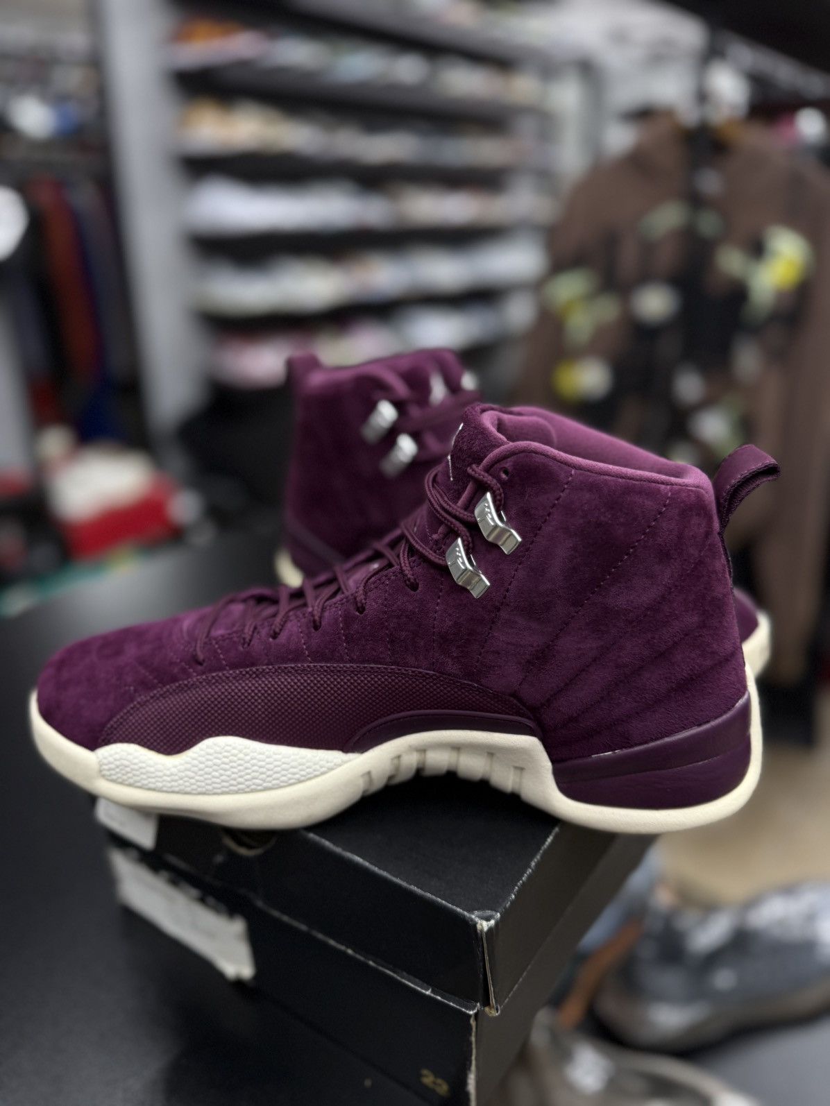 Jordan Brand Jordan 12 Bordeaux 2017 (130690-617) Size 10.5 🧼 Size US 10.5 / EU 43-44 - 11 Thumbnail