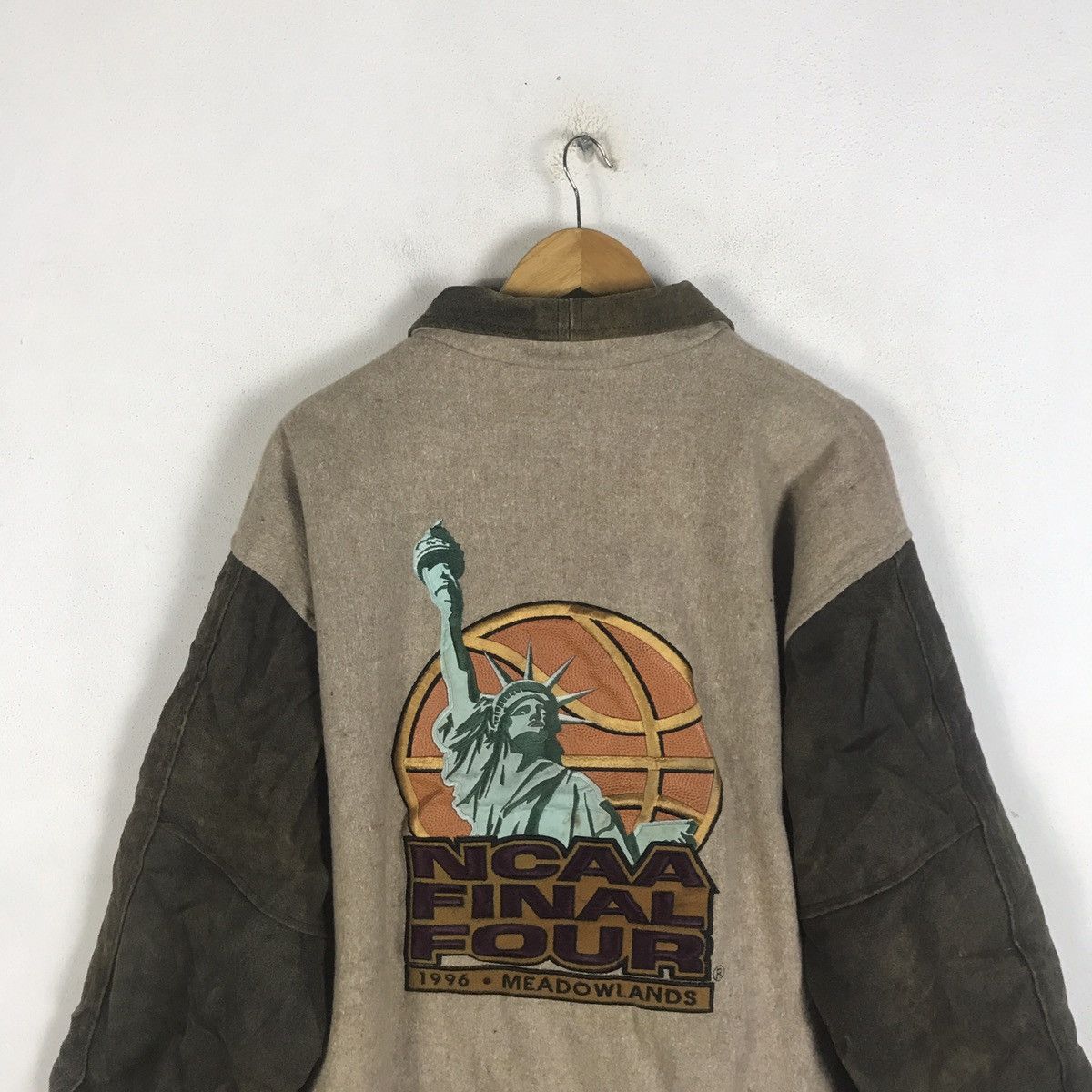 NCAA × Vintage 🔥Rare🔥Vintage ‘96 NCAA MEADOWLANDS FINAL FOUR Varsity Jacket Size US L / EU 52-54 / 3 - 10 Thumbnail