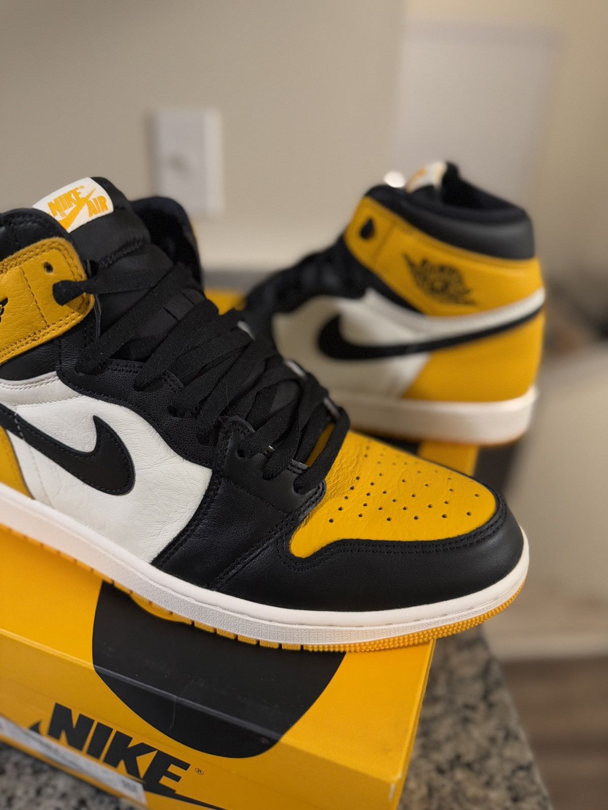 Jordan Brand × Nike Jordan 1 Taxi Yellow Size 11 (555088-711) 🧼 Size US 11 / EU 44 - 3 Thumbnail