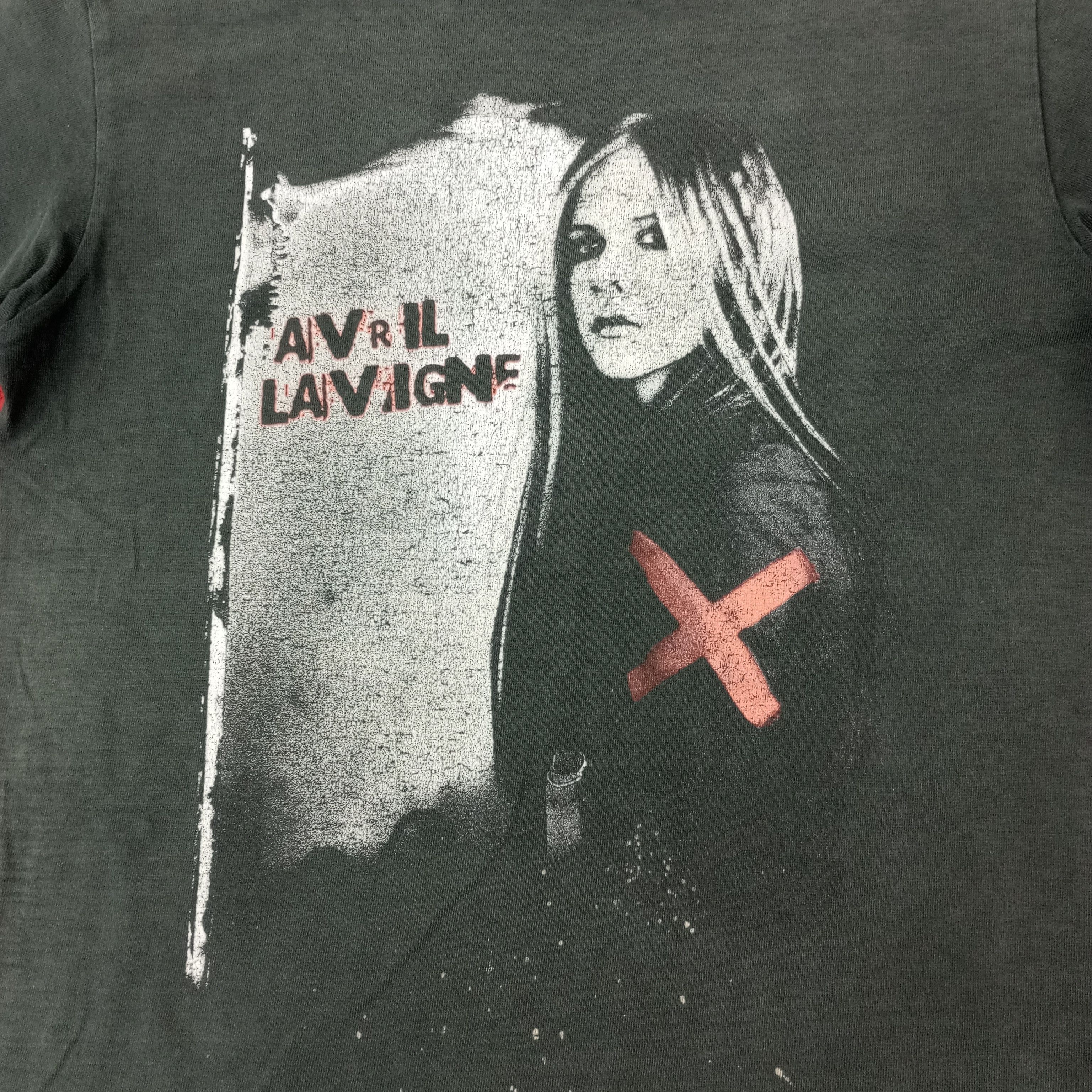 Band Tees Avril Lavigne Singer Music Japan 2005 Tour Tshirt c249n69 Size US S / EU 44-46 / 1 - 2 Thumbnail