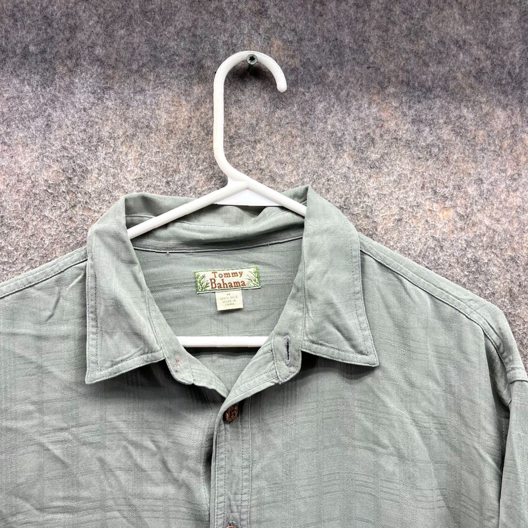 Tommy Bahama Tommy Bahama Shirt Men Medium Adult Gray Button Down Silk Reverse Print Size US M / EU 48-50 / 2 - 4 Thumbnail