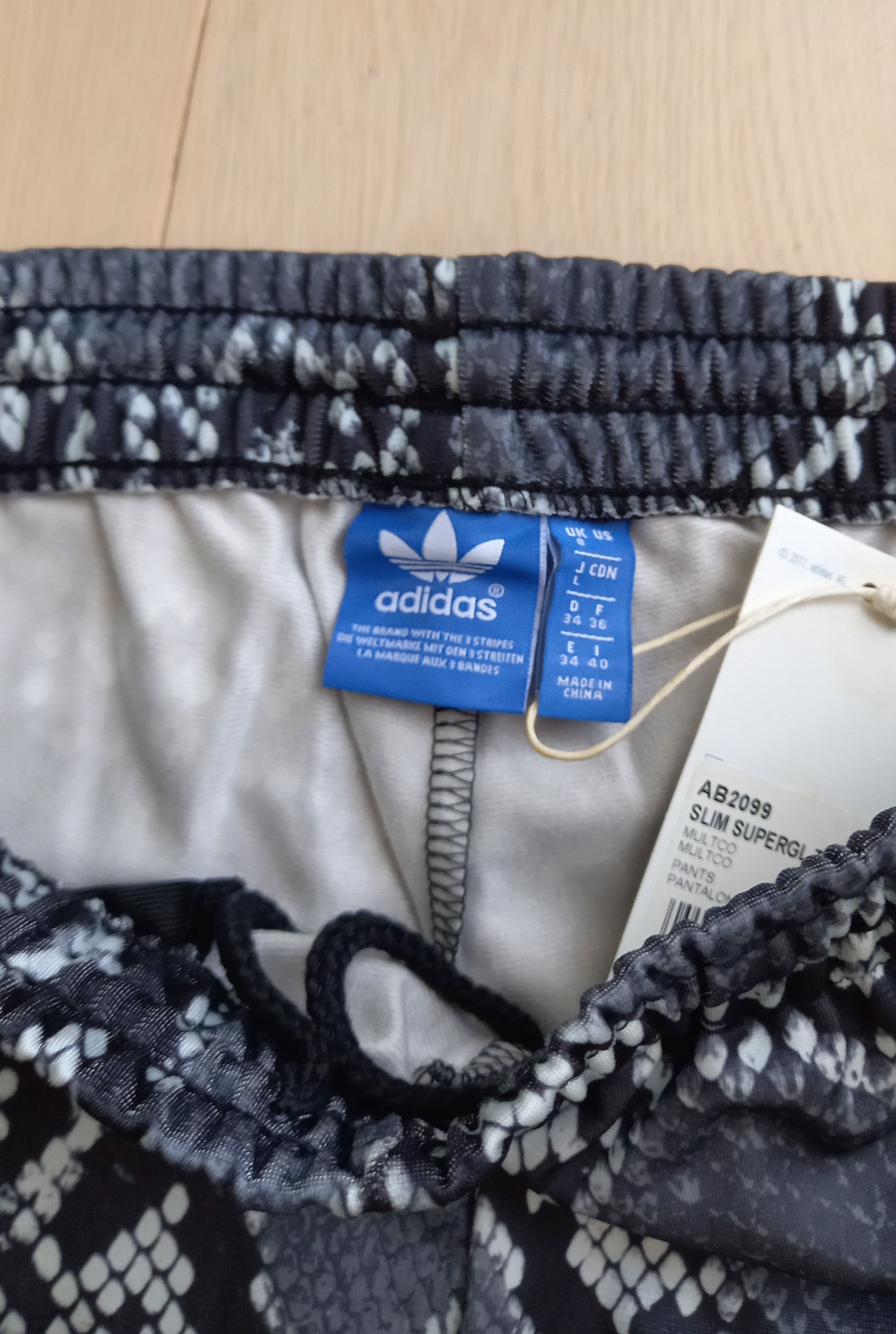 Adidas 2015 Adidas Originals Snakeskin print Supergirl Track Pants Size 27" / US 4 / IT 40 - 4 Thumbnail