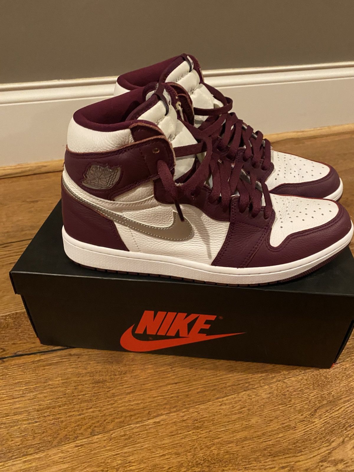 Jordan Brand × Nike Air Jordan 1 Retro Bordeaux Size 10.5 Size US 10.5 / EU 43-44 - 2 Thumbnail