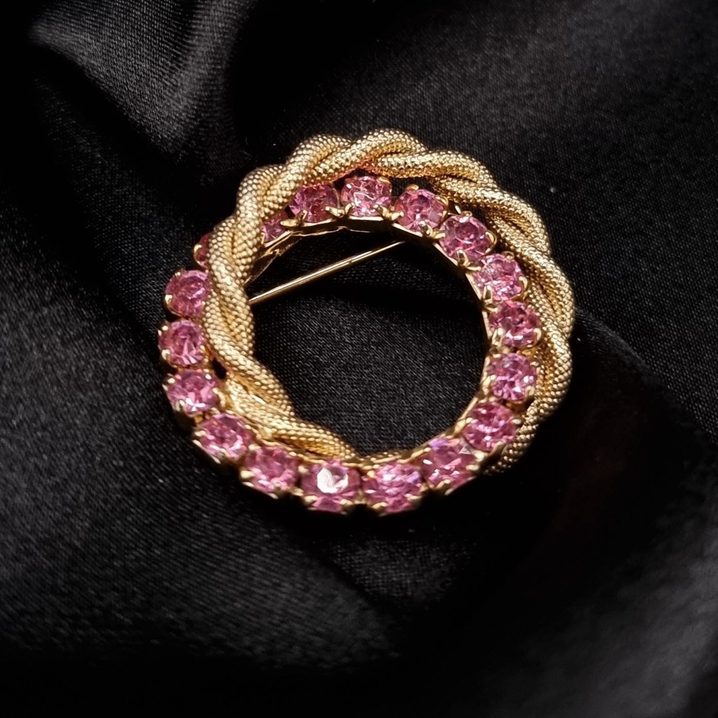 Vintage Vintage 1960s-1980s Gold-Tone Rhinestone Circle Pink Brooch Size ONE SIZE - 1 Thumbnail