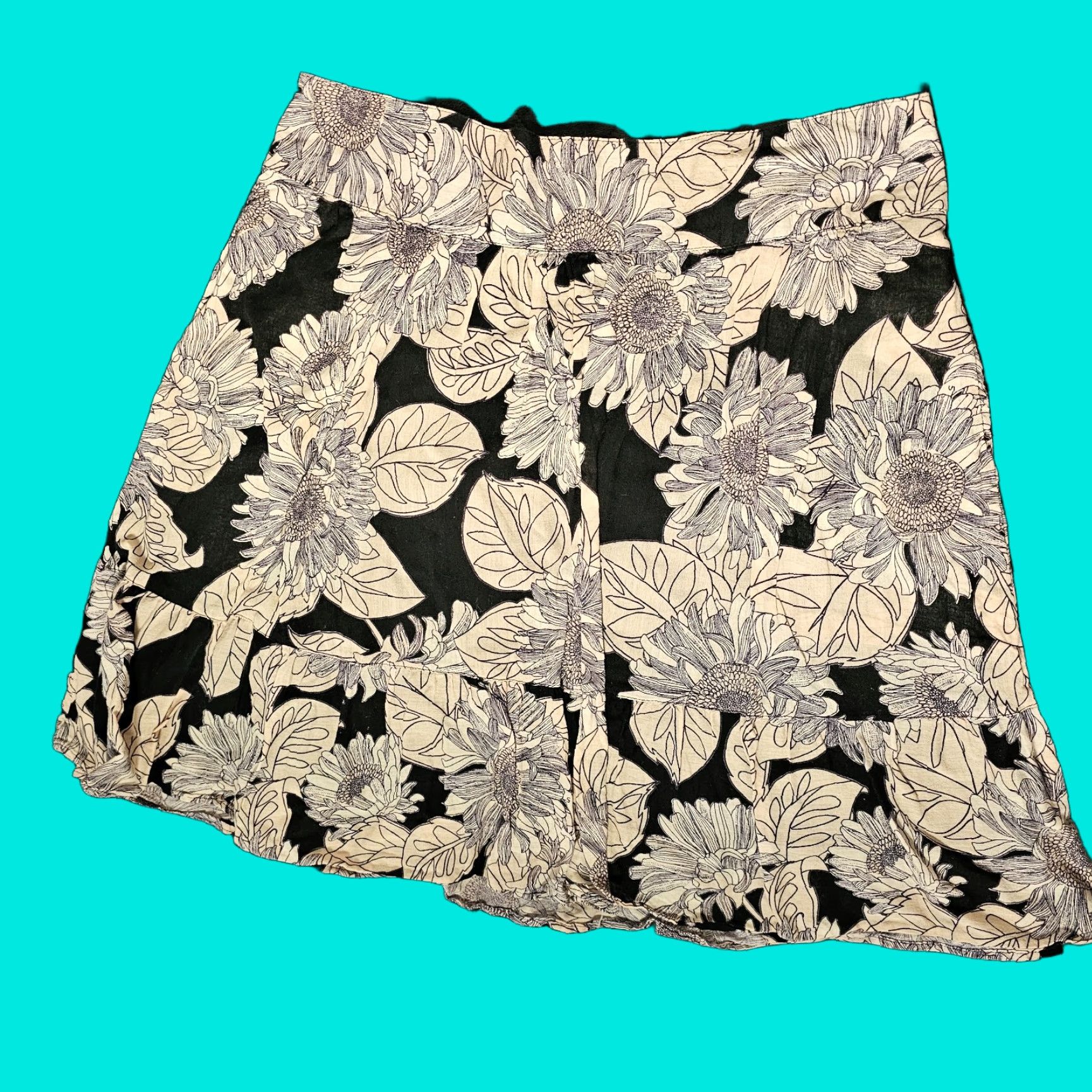 H&M H&M Women's Skirt 10 Black White Floral Short Zipper Casual Size 32" / US 10 / IT 46 - 1 Thumbnail