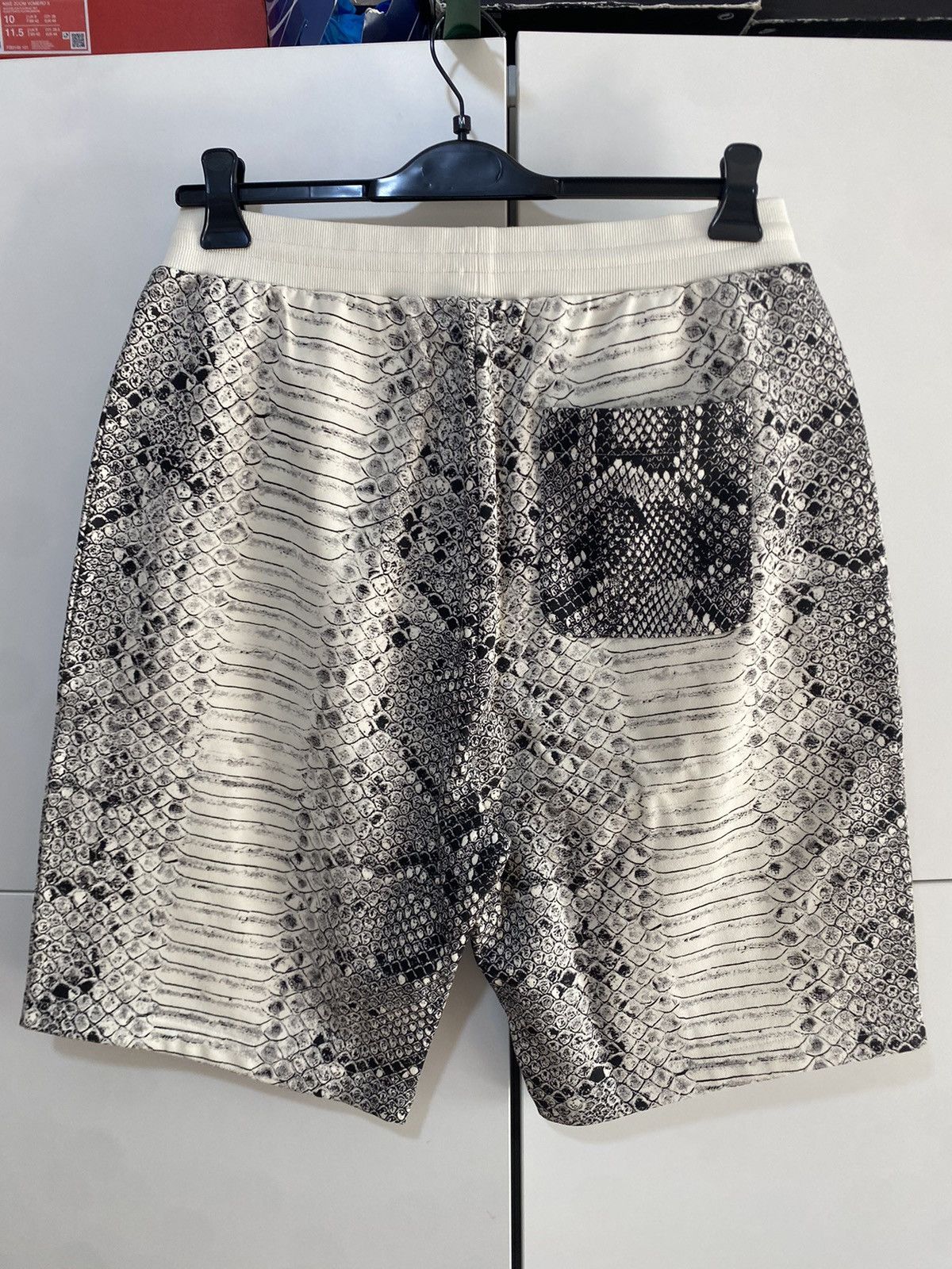Carhartt Wip Carhartt Wip Year of the Snake Drop Japan Size L Shorts Size US 40 / EU 56 - 8 Thumbnail