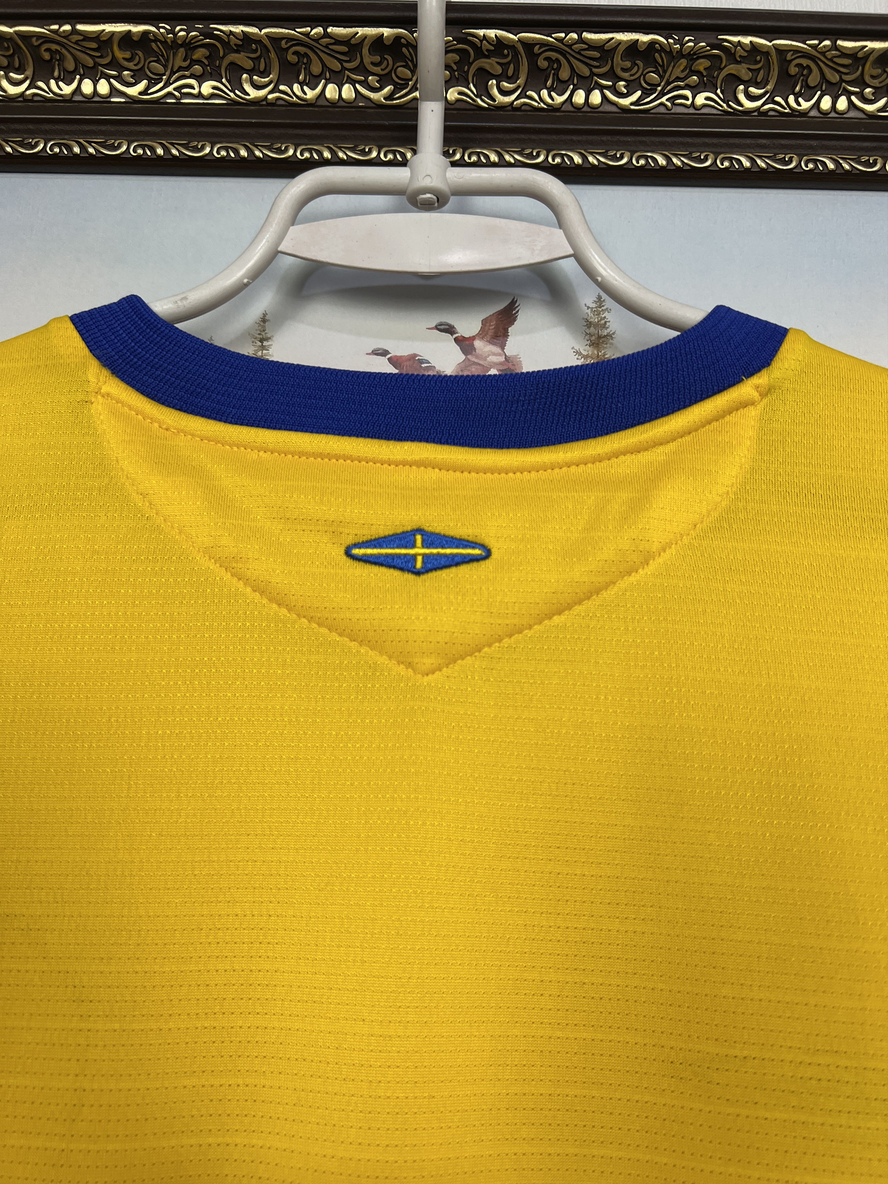 Umbro Sweden Home football shirt 2005 Soccer Umbro Jersey National Size US XL / EU 56 / 4 - 15 Thumbnail