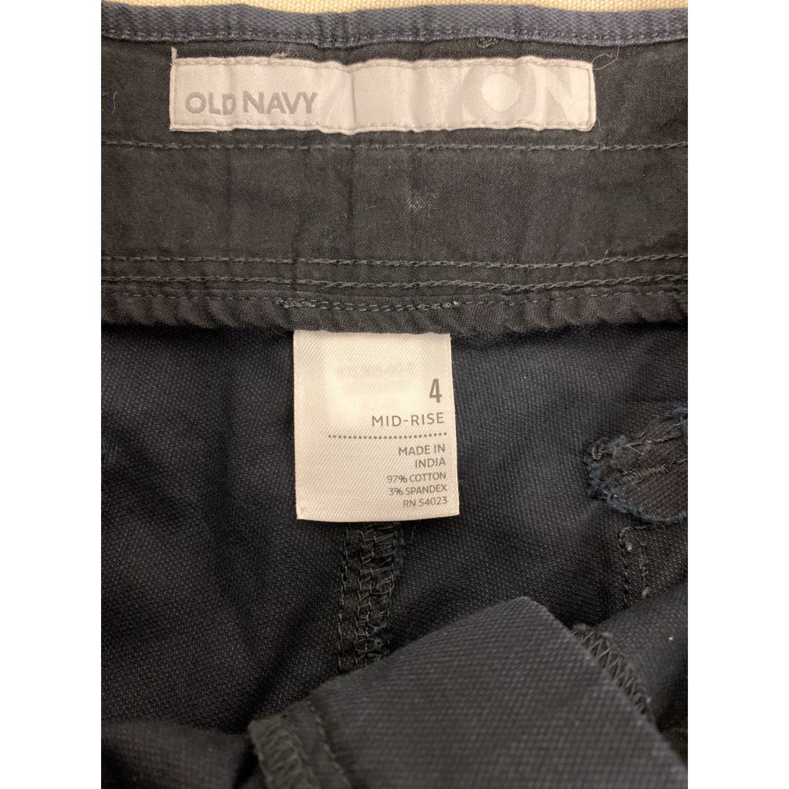 Old Navy Old Navy Women's Black Shorts Flat Front Mid Rise 4 /3-Inch Inseam Casual Summer Style Size 27" / US 4 / IT 40 - 7 Thumbnail