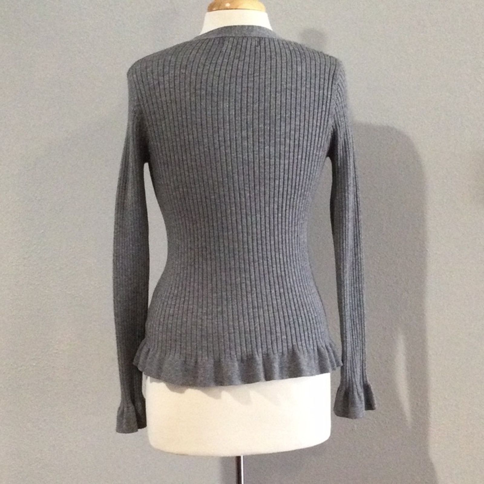 Other Lulus Gray V-Neck Rib Knit L/S 3 Button Bodycon Top Size M Size M / US 6-8 / IT 42-44 - 7 Thumbnail