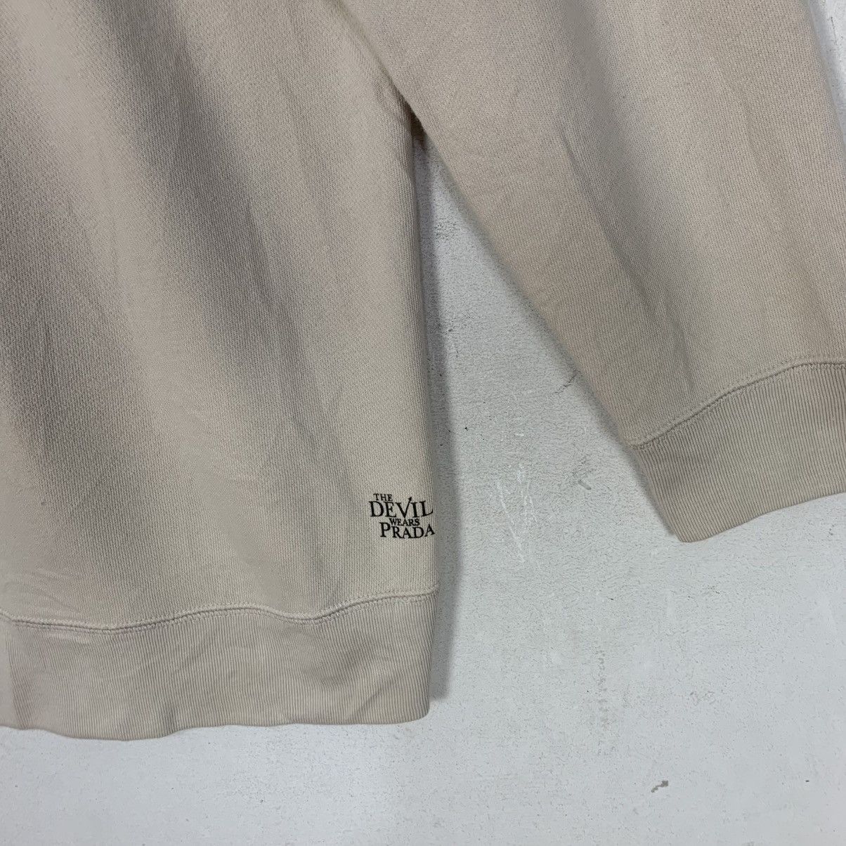 Uniqlo Uniqlo The Devil Wears Prada Movie Streetwear Sweatshirt Size US XL / EU 56 / 4 - 8 Thumbnail