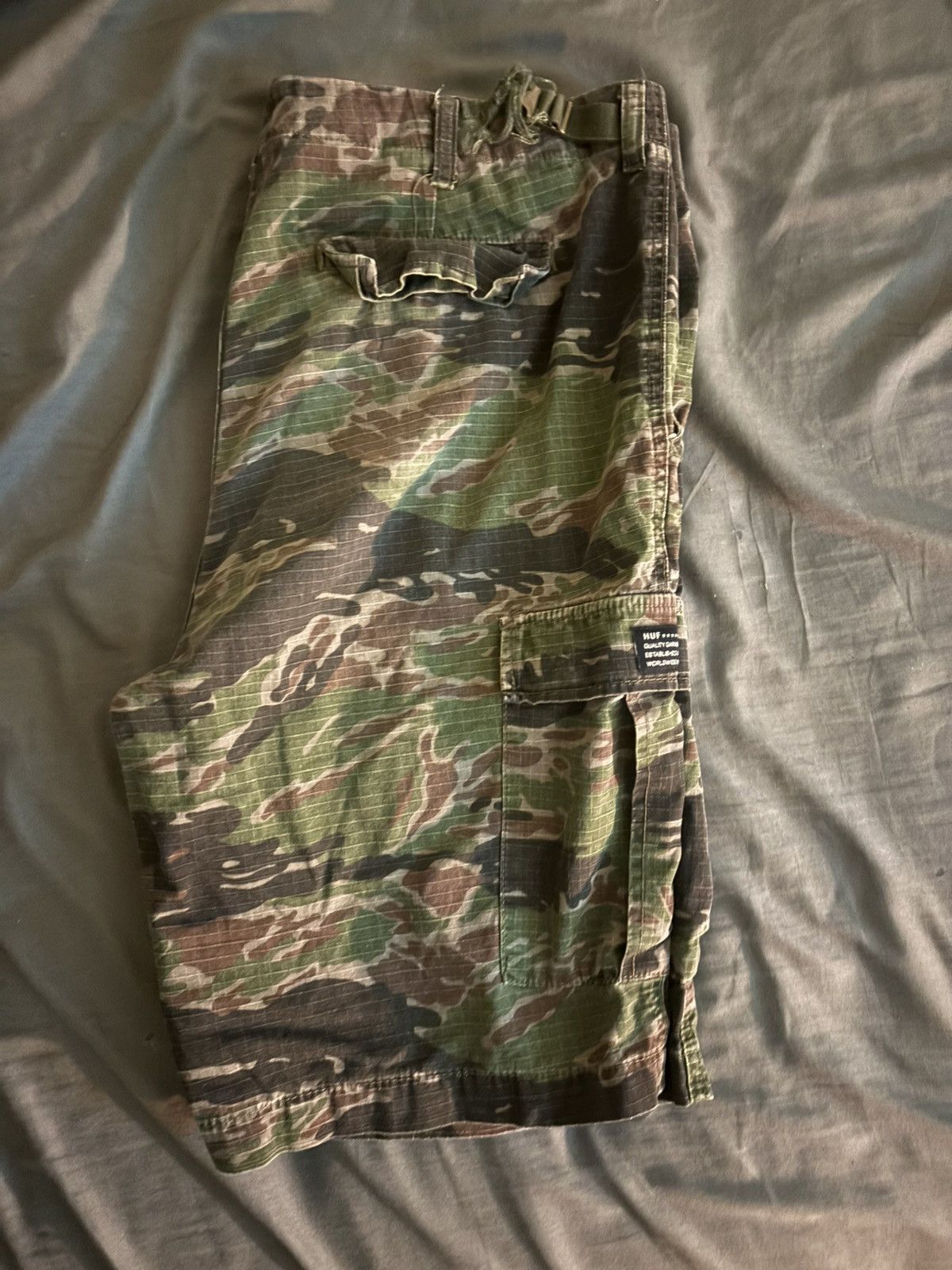 Vintage Green Camo HUF Skate Cargo Shorts Size US 32 / EU 48 - 3 Thumbnail