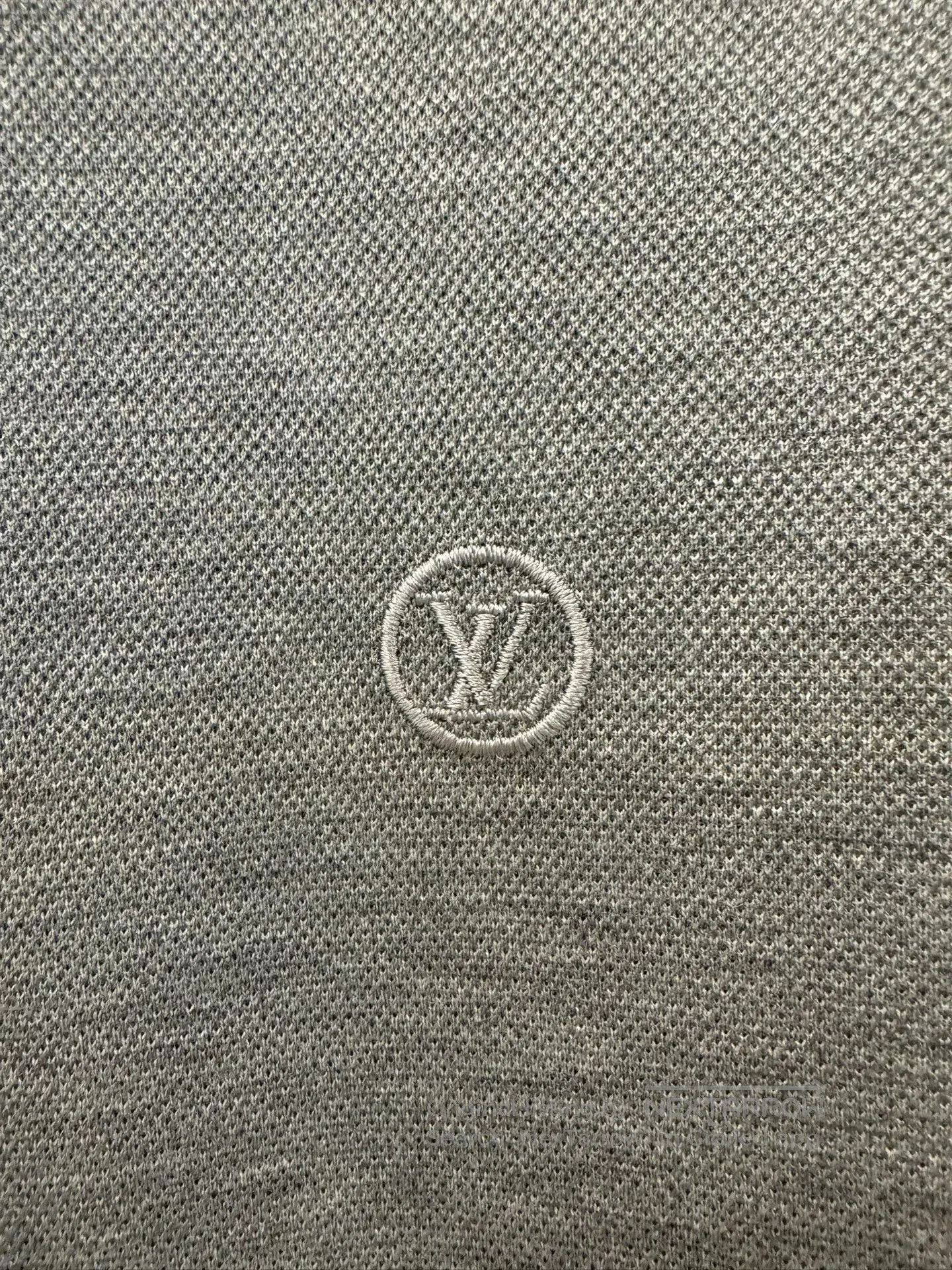 Louis Vuitton LV Men's Gray Logo Short Sleeve Tee S. Size US S / EU 44-46 / 1 - 3 Thumbnail